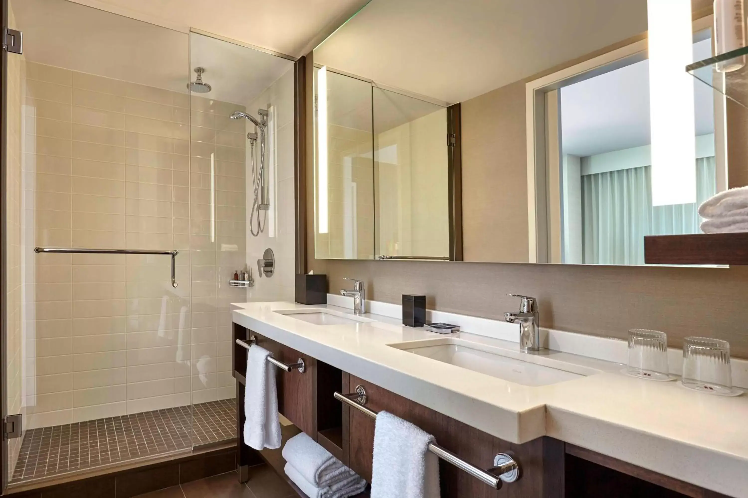 Bedroom, Bathroom in Calgary Airport Marriott In-Terminal Hotel