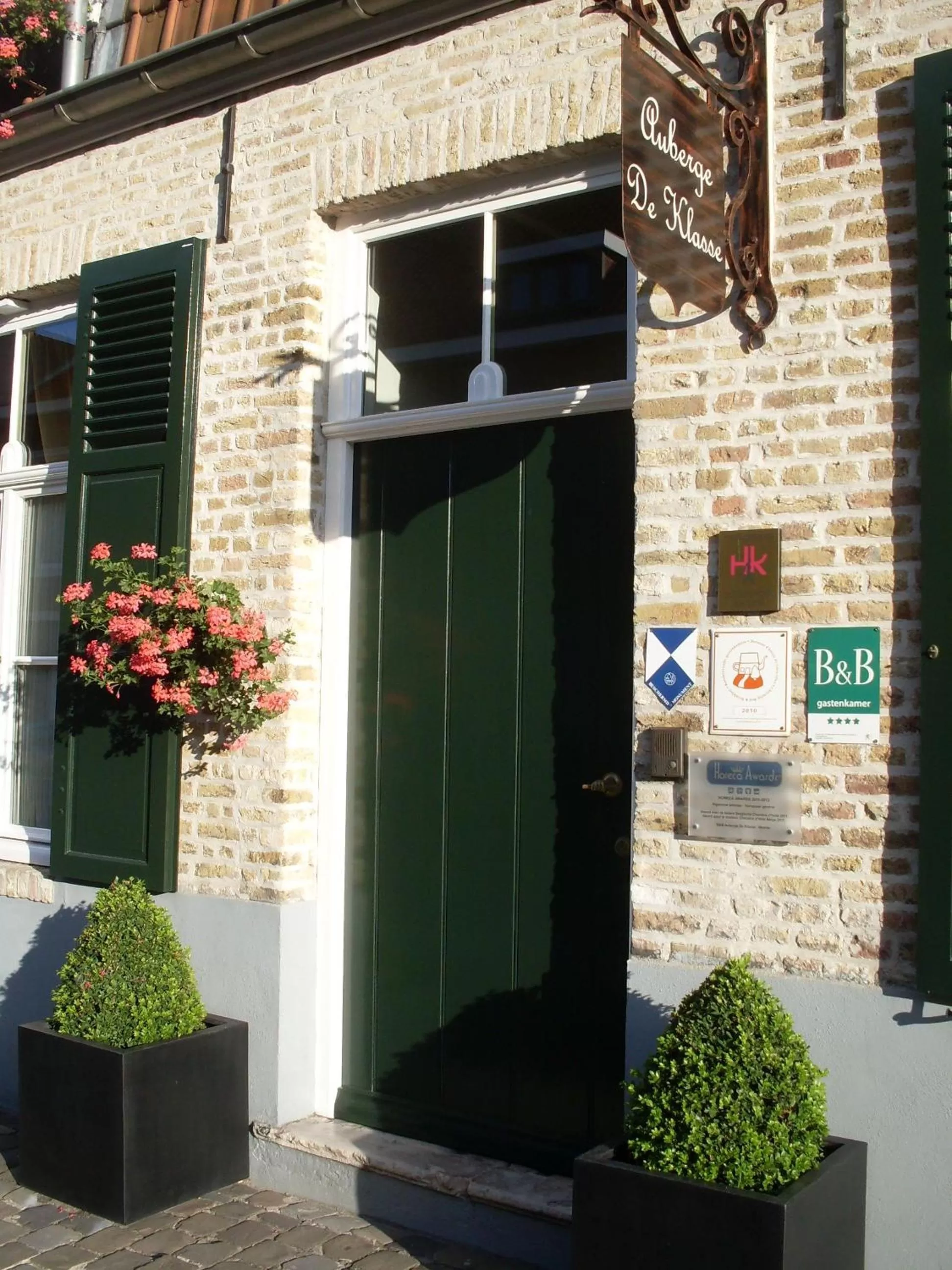 Facade/entrance in B&B Auberge De Klasse