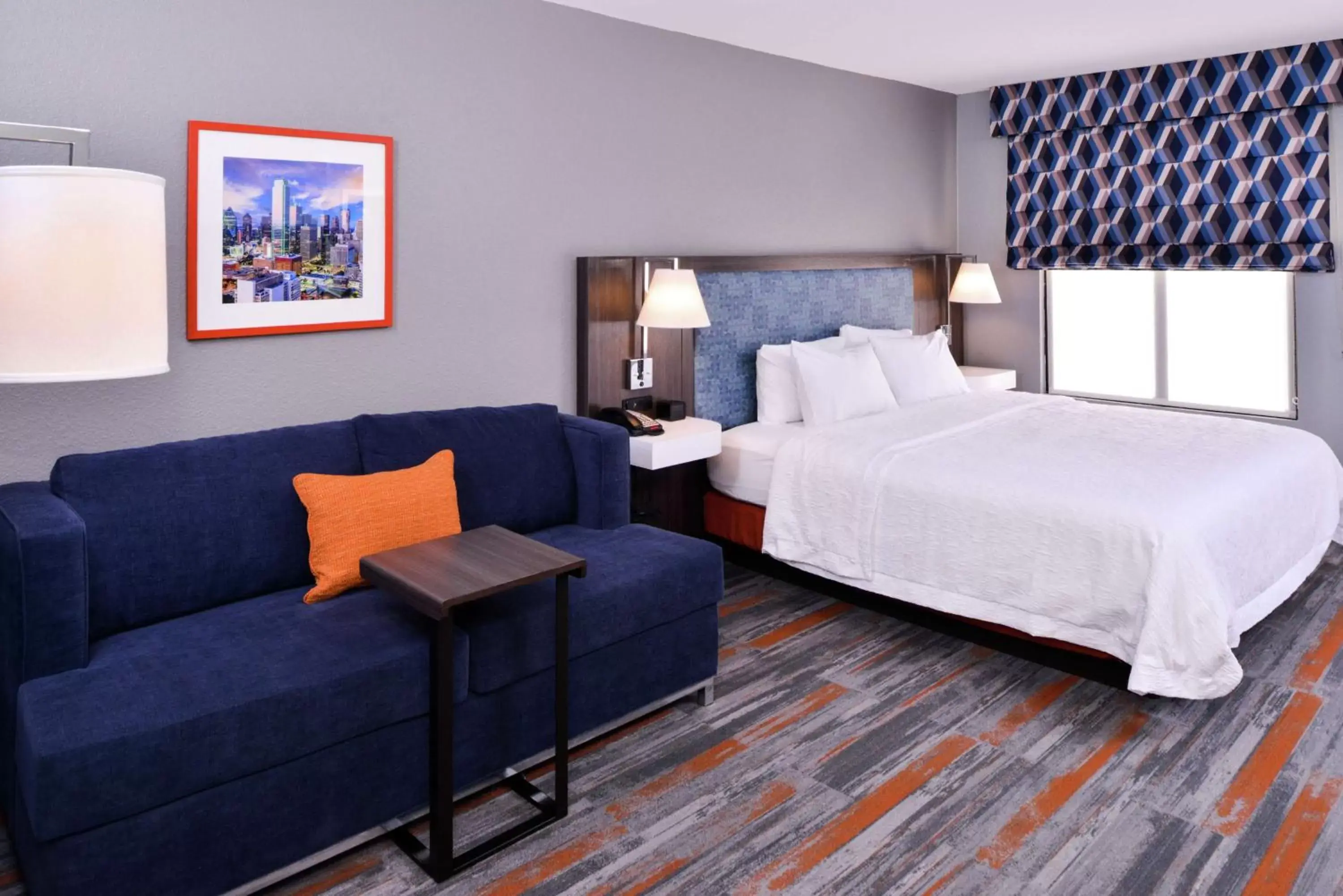 Living room, Bed in Hampton Inn & Suites Legacy Park-Frisco