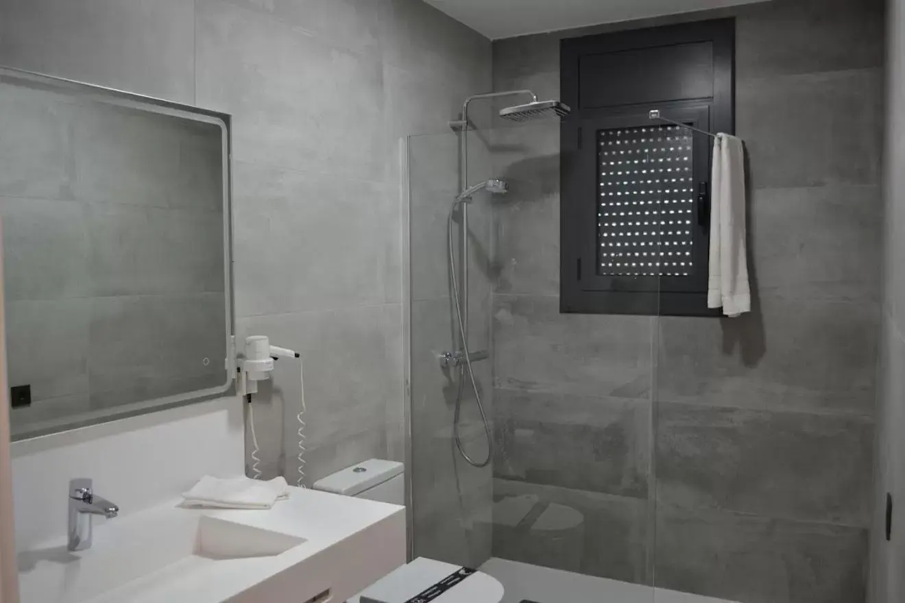 Shower, Bathroom in Hotel Gran Sol