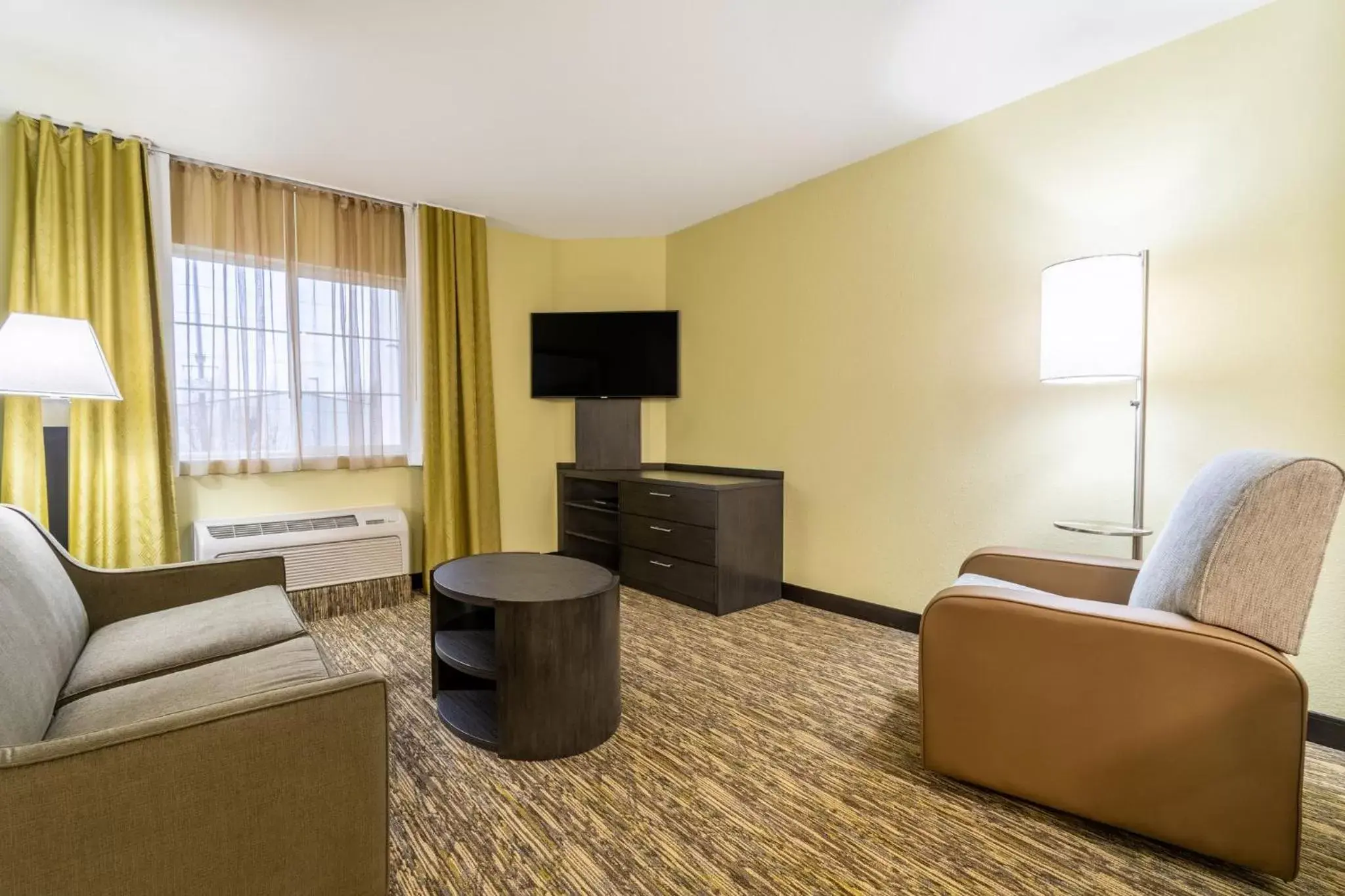 Photo of the whole room, Seating Area in Candlewood Suites Portland Airport, an IHG Hotel