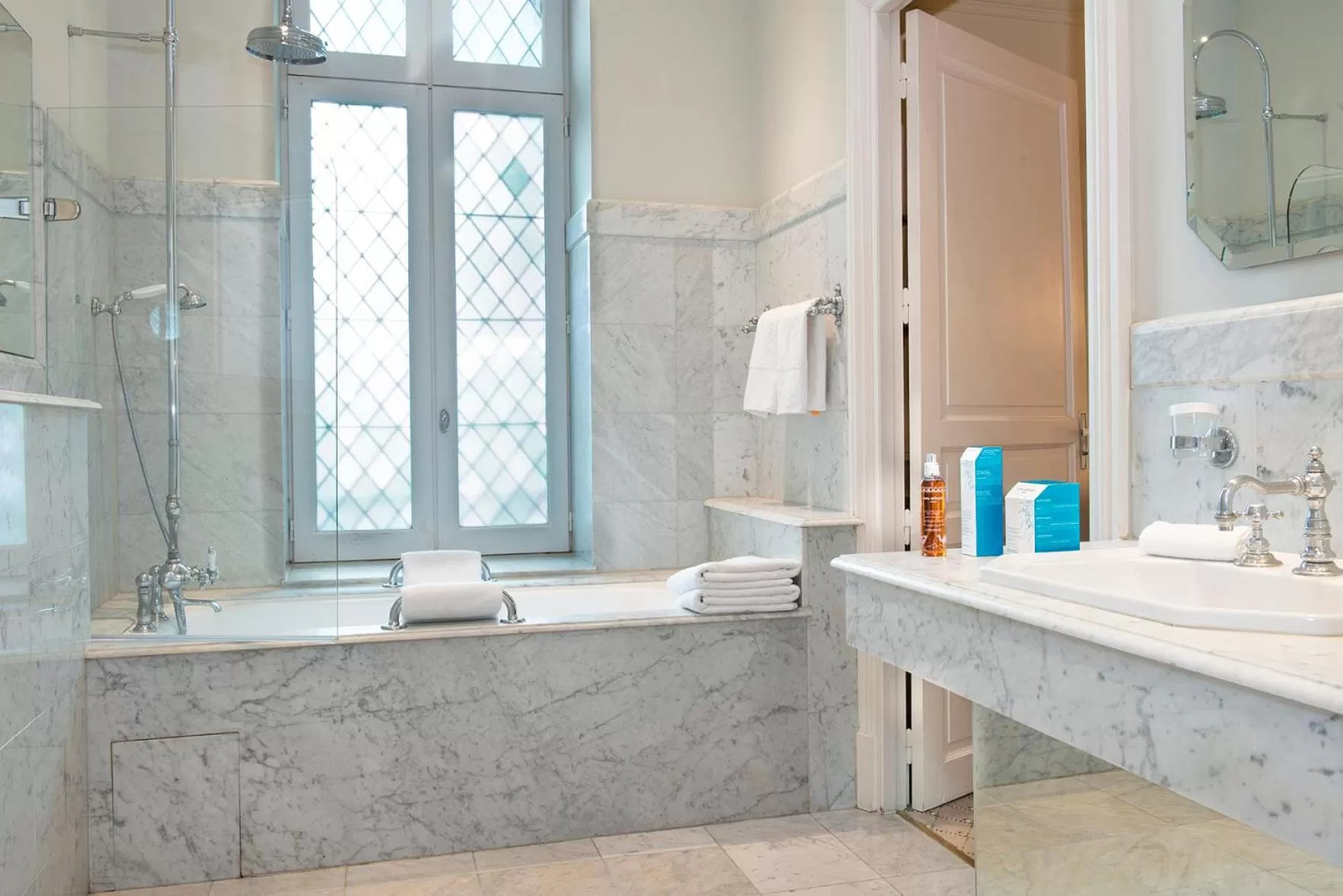 Shower in Hotel de la Cité Carcassonne - MGallery Collection