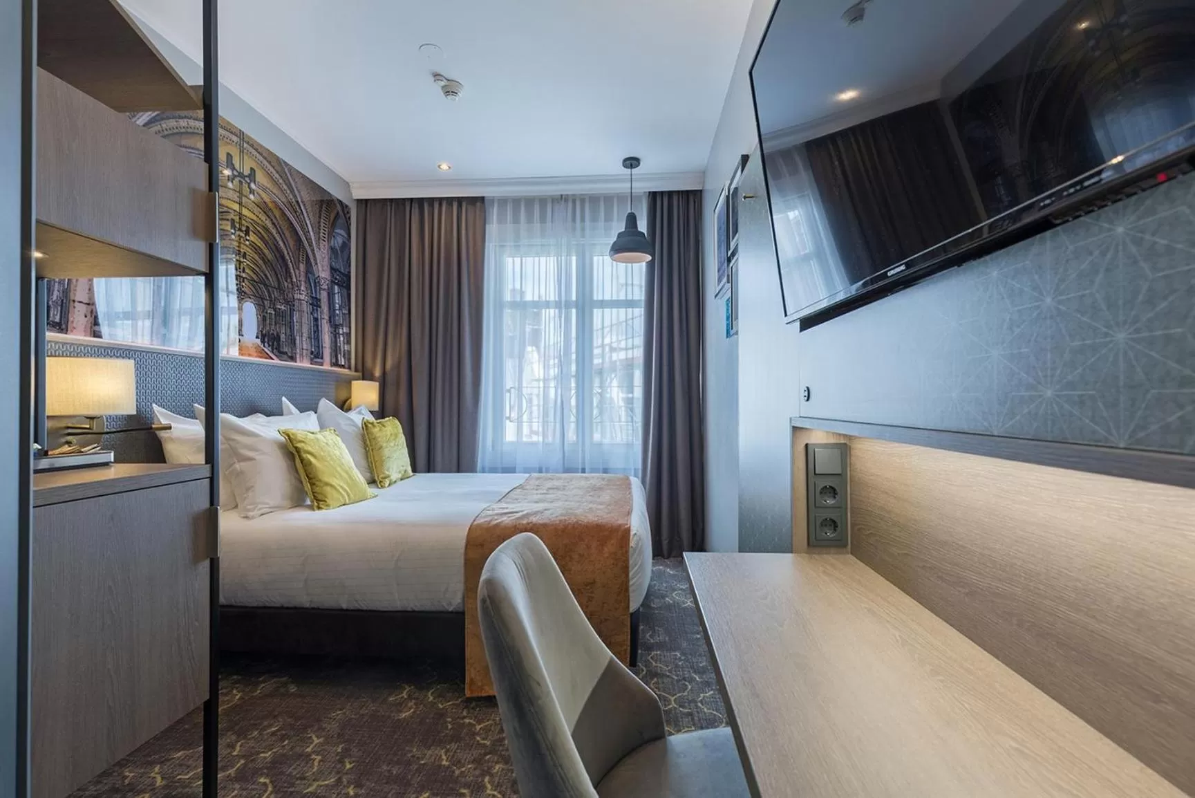 Photo of the whole room, Bed in Leonardo Boutique Museumhotel