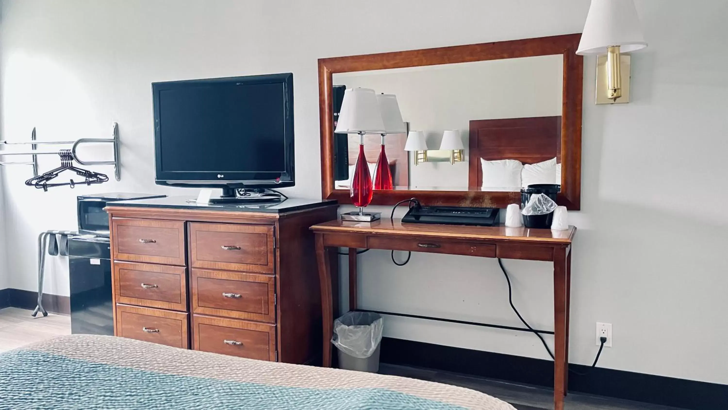 Bedroom, TV/Entertainment Center in Motel 6 McGraw, NY - Cortland