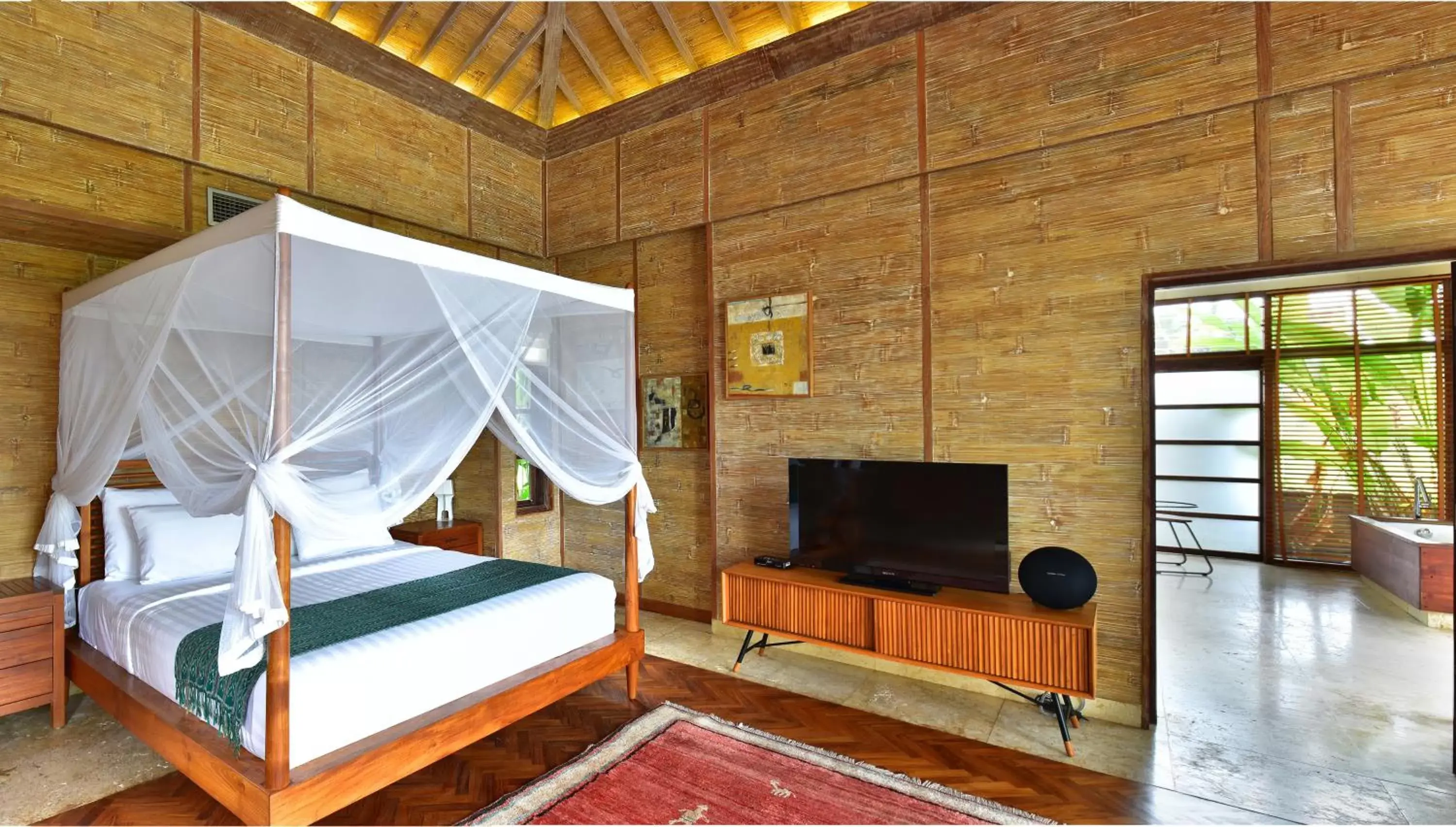 Bed, TV/Entertainment Center in Chapung Sebali