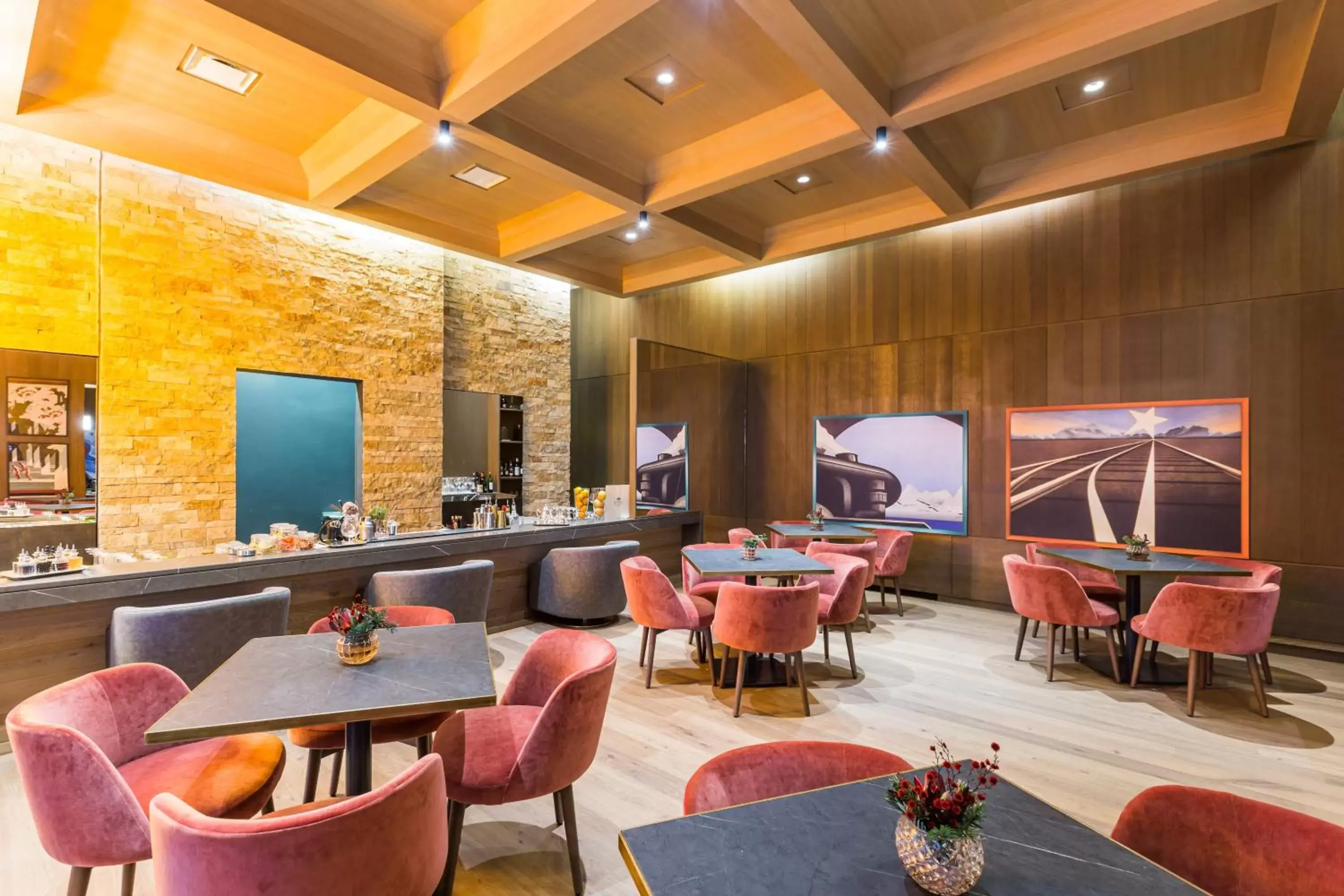 Lounge or bar, Restaurant/Places to Eat in Grand Hotel Savoia Cortina d'Ampezzo, A Radisson Collection Hotel