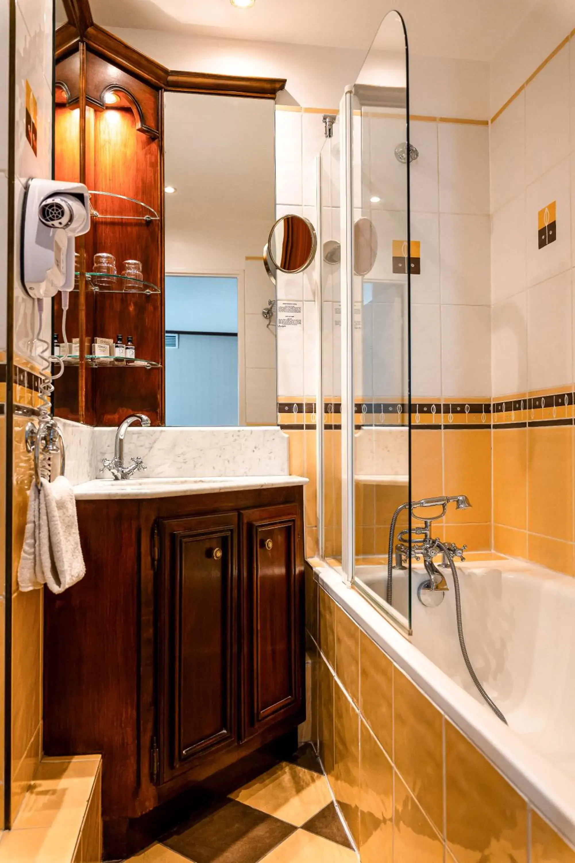 Shower, Bathroom in Villa Montparnasse