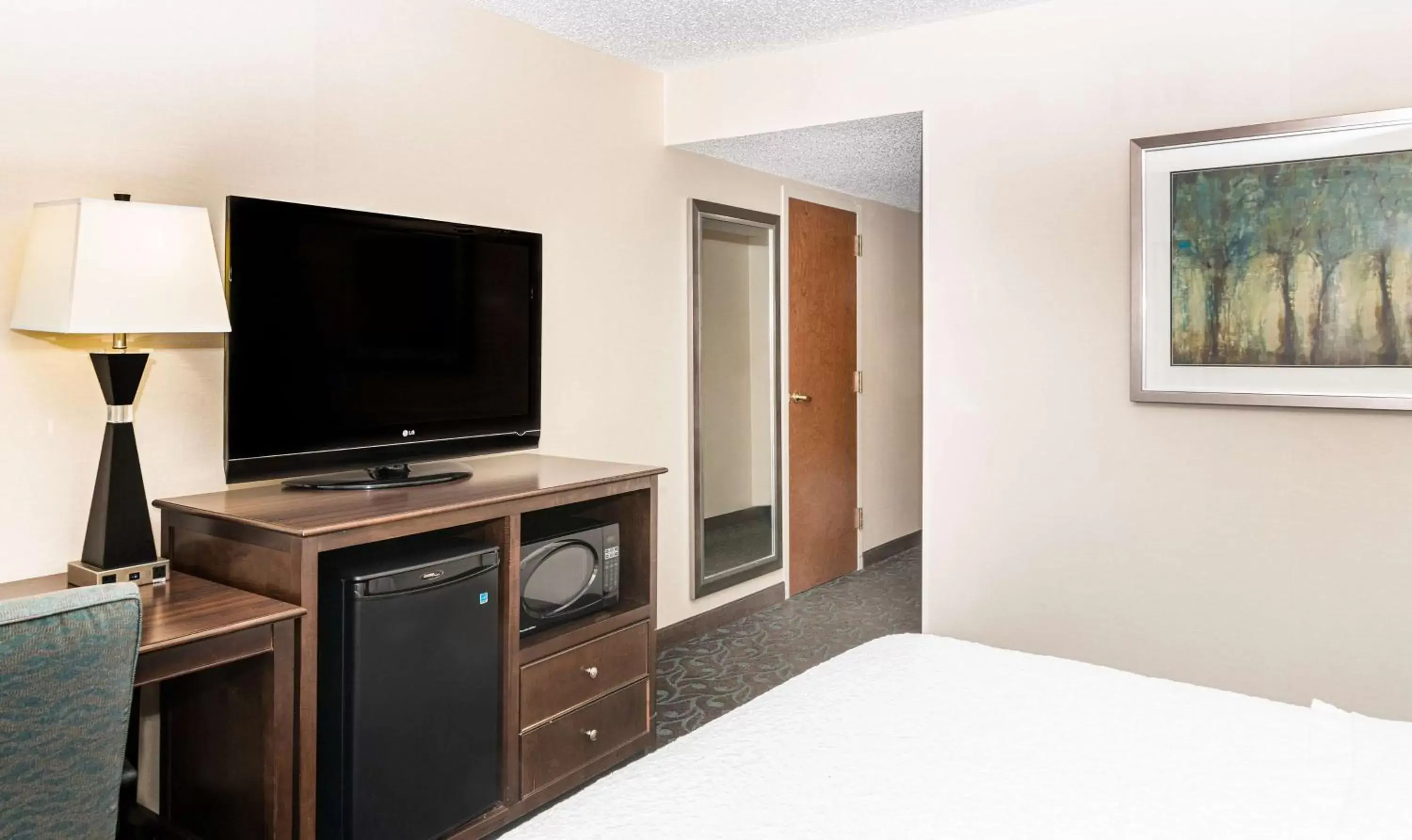 Bedroom, TV/Entertainment Center in Hampton Inn Evansville