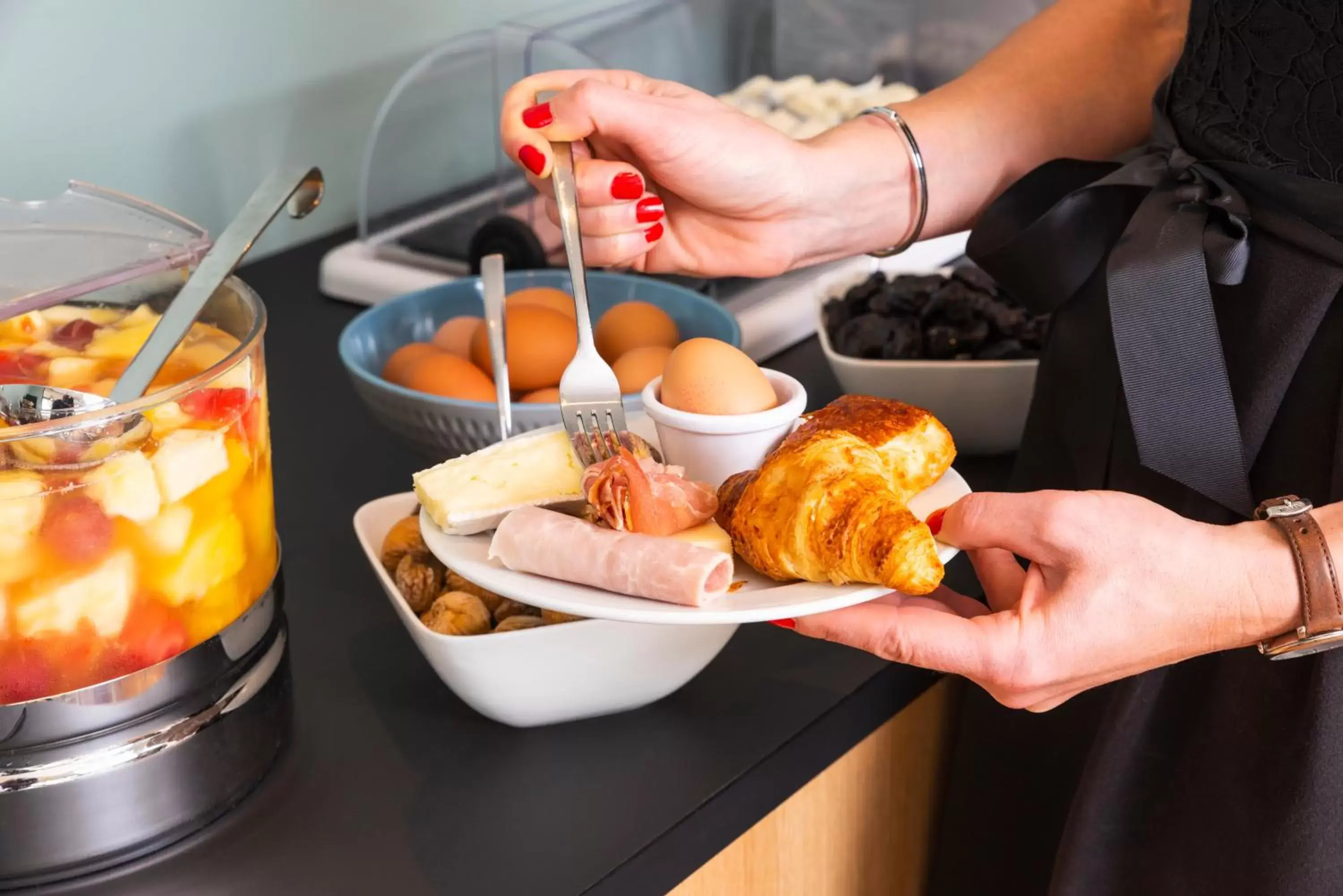 Buffet breakfast in Ténéo Apparthotel Talence