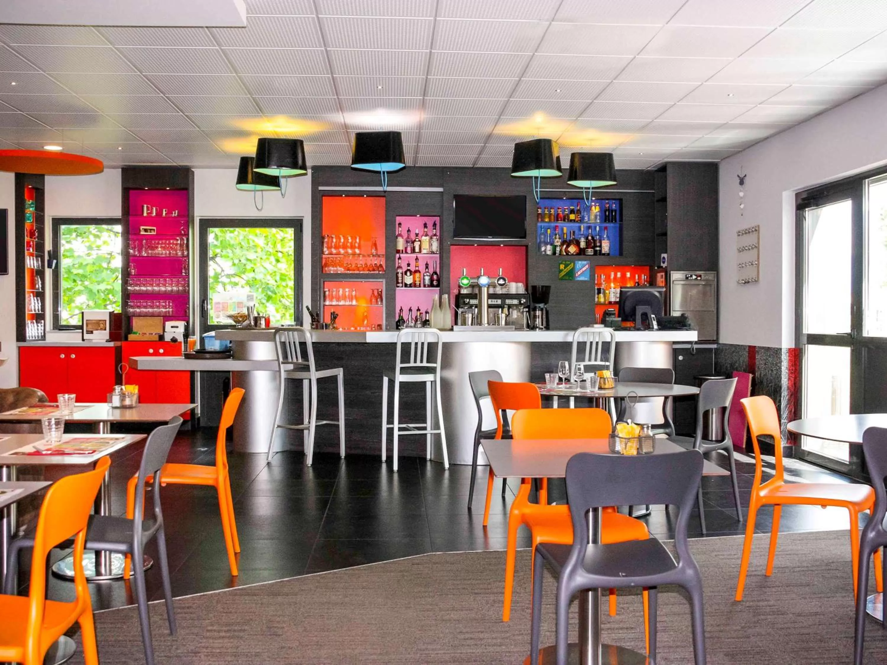 Lounge or bar in ibis Styles Romans-Valence Gare TGV
