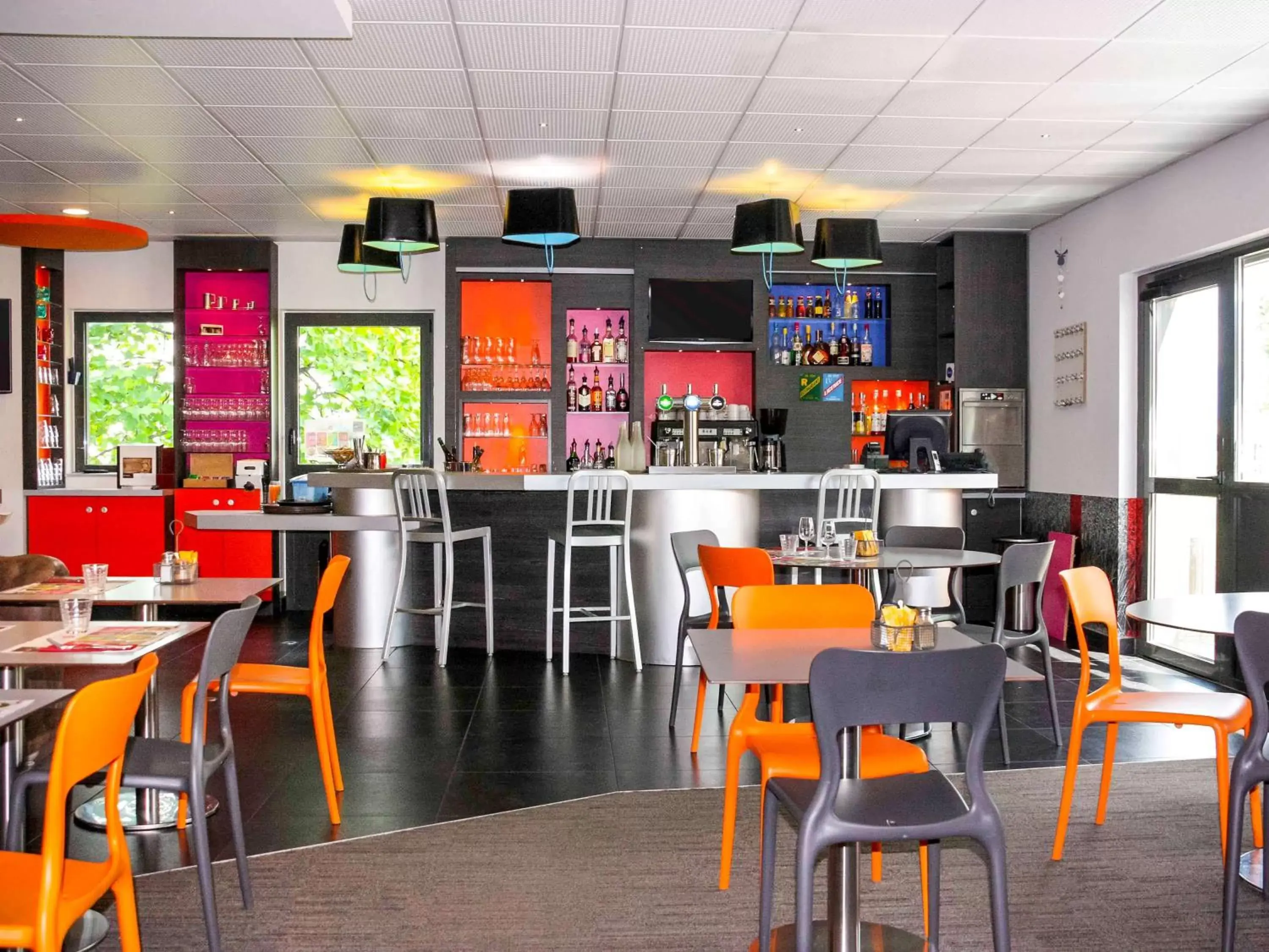 Lounge or bar, Restaurant/Places to Eat in ibis Styles Romans-Valence Gare TGV