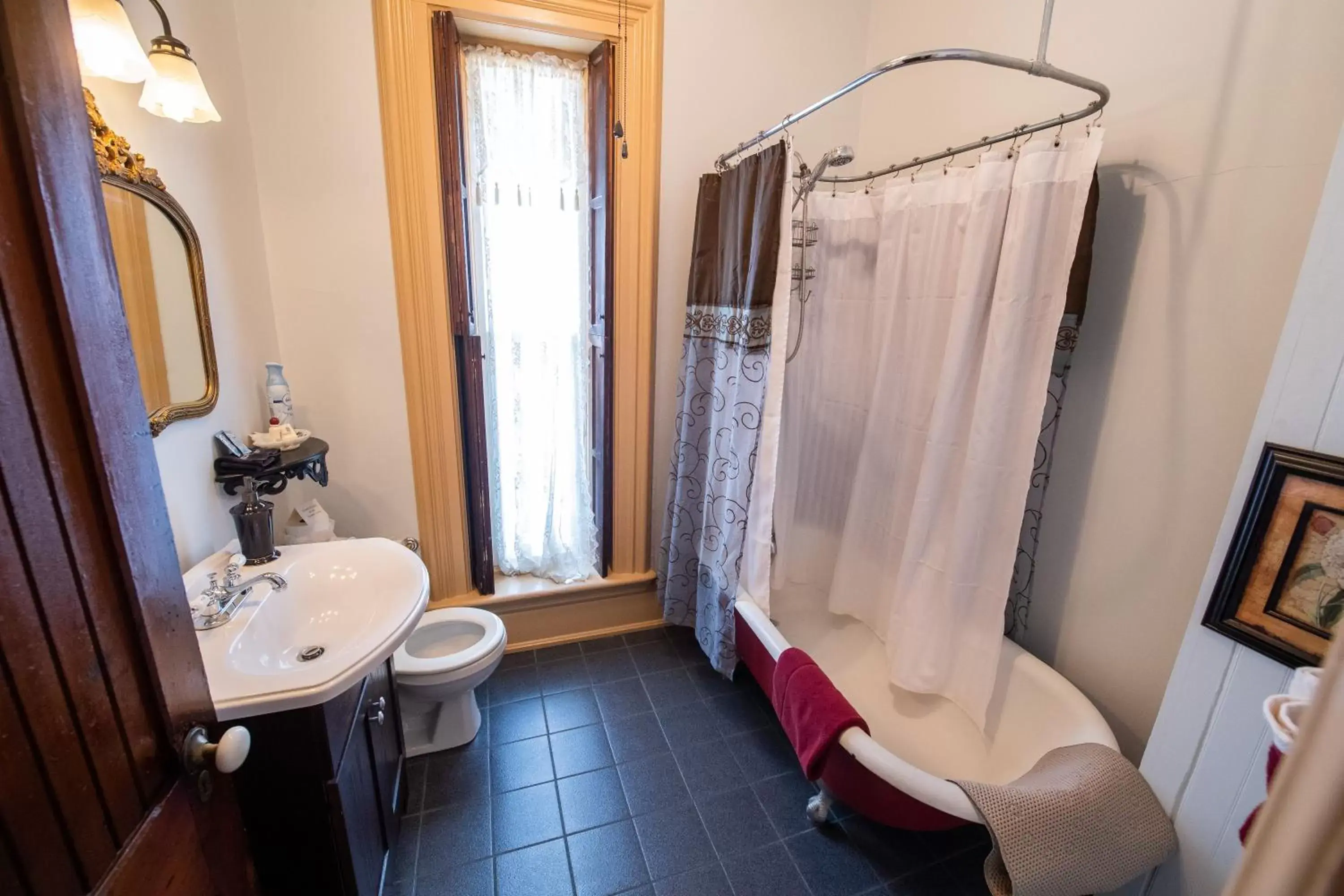 Bathroom in Spencer House Bed & Breakfast