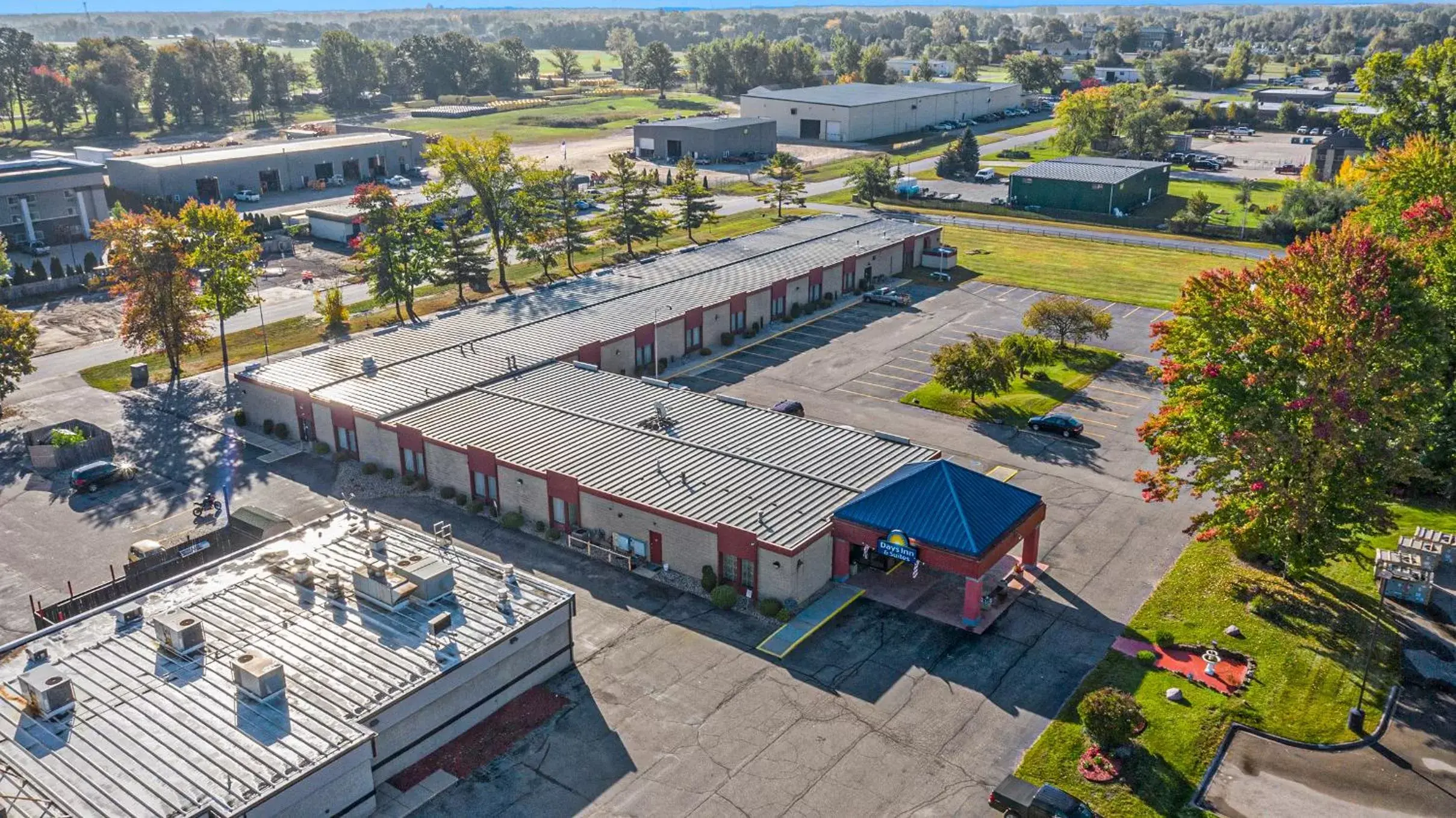 Property building in Days Inn & Suites by Wyndham Mt Pleasant Property building in Days Inn & Suites by Wyndham Mt Pleasant