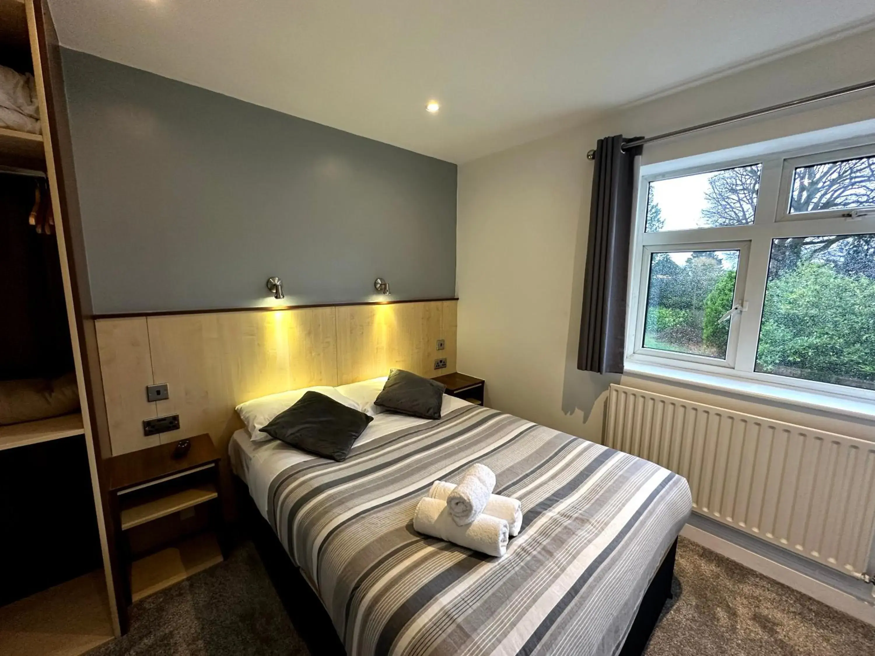 Garden view, Bed in Gainsborough Lodge Garden view, Bed in Gainsborough Lodge