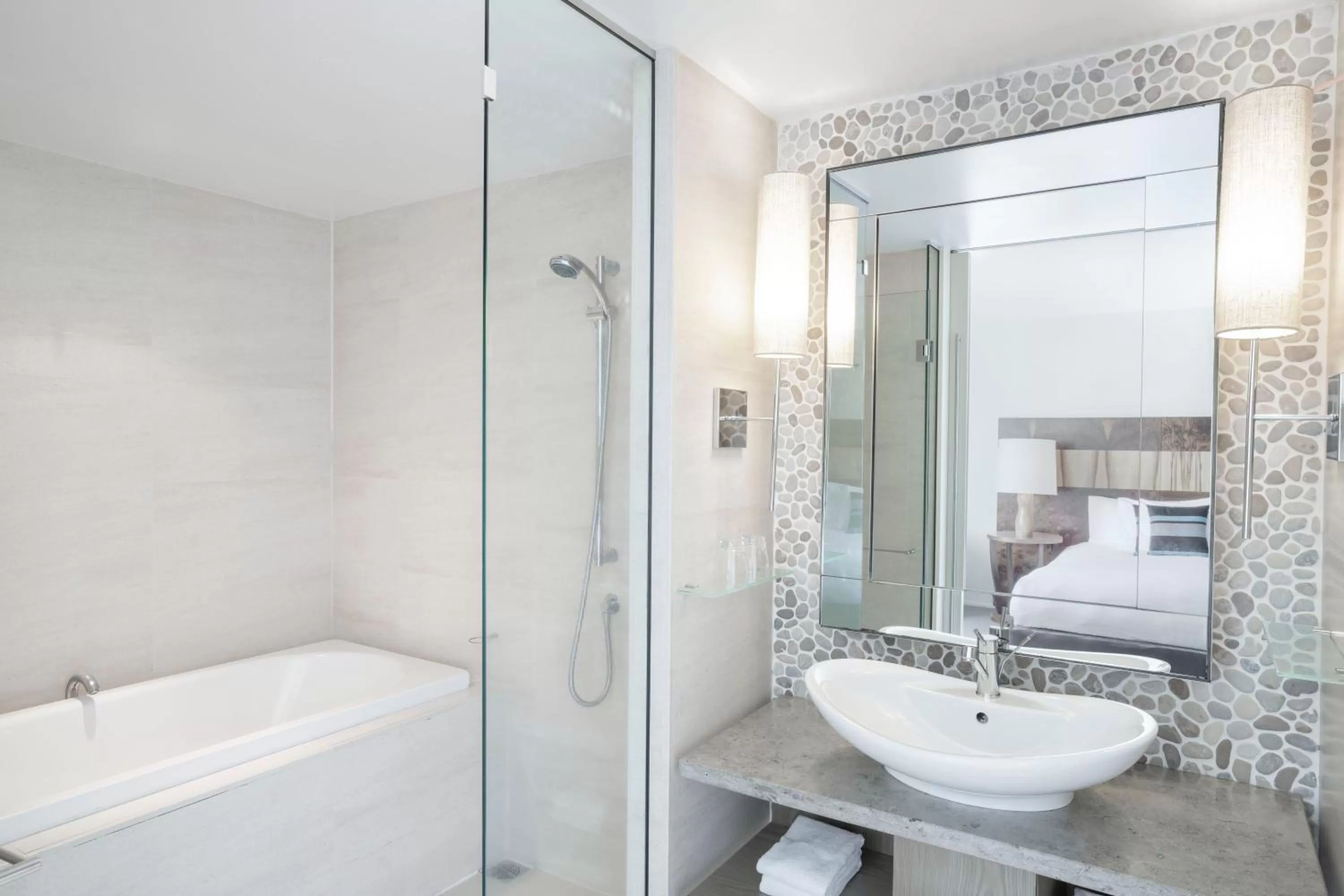 Bathroom, Bed in Peppers Clearwater Resort