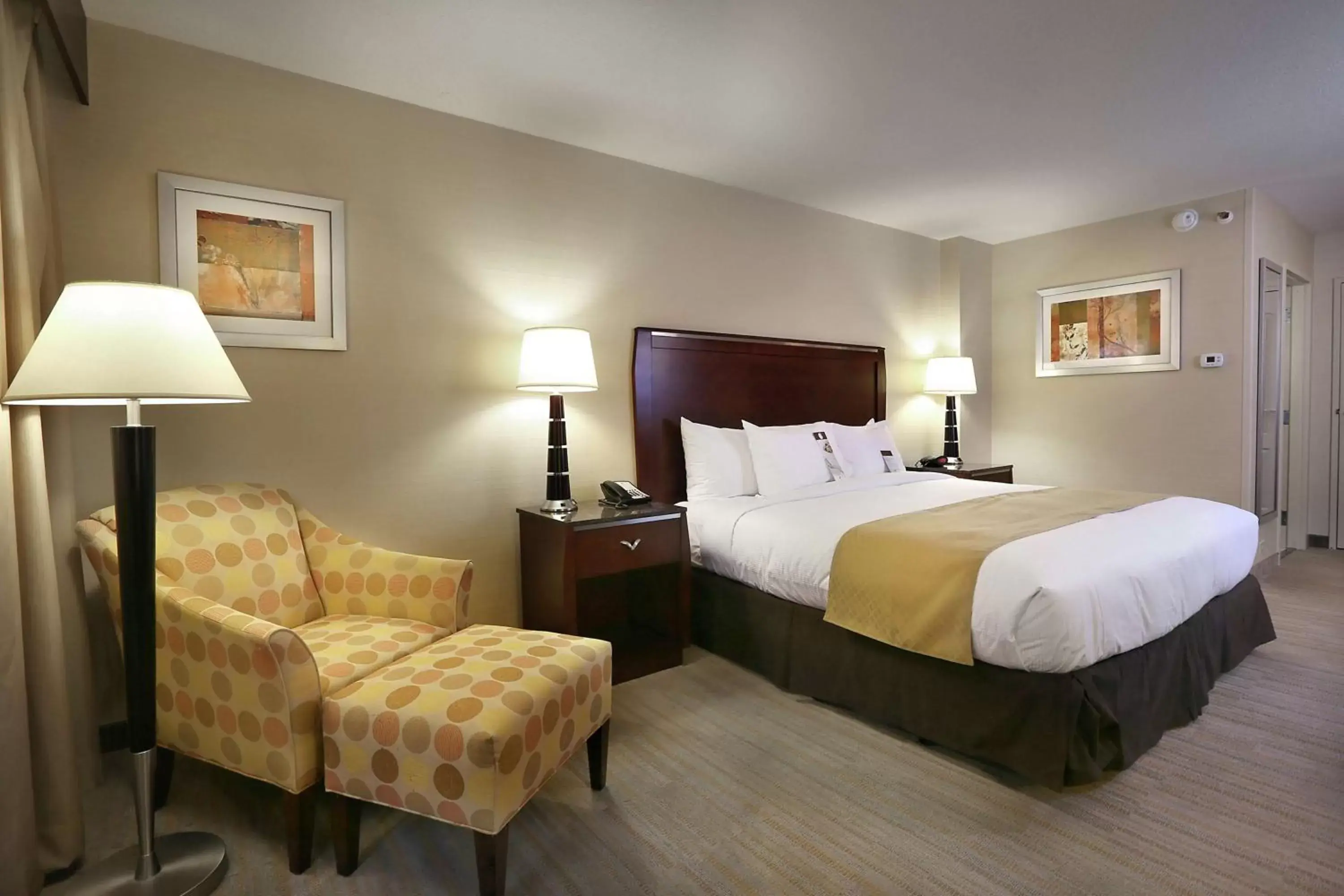 Living room, Bed in DoubleTree by Hilton Hotel Denver - Thornton
