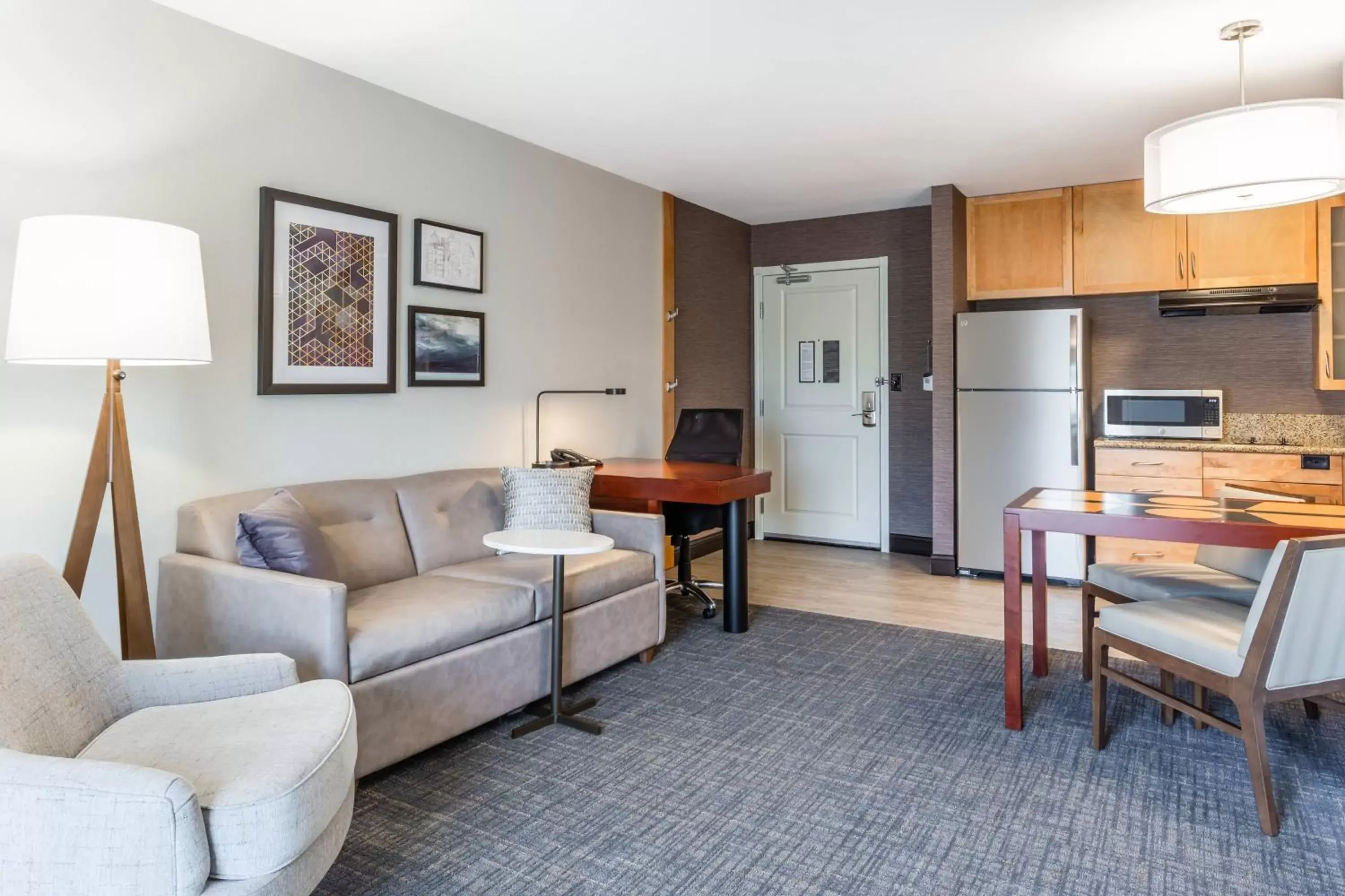 Photo of the whole room, Seating Area in Residence Inn Duluth