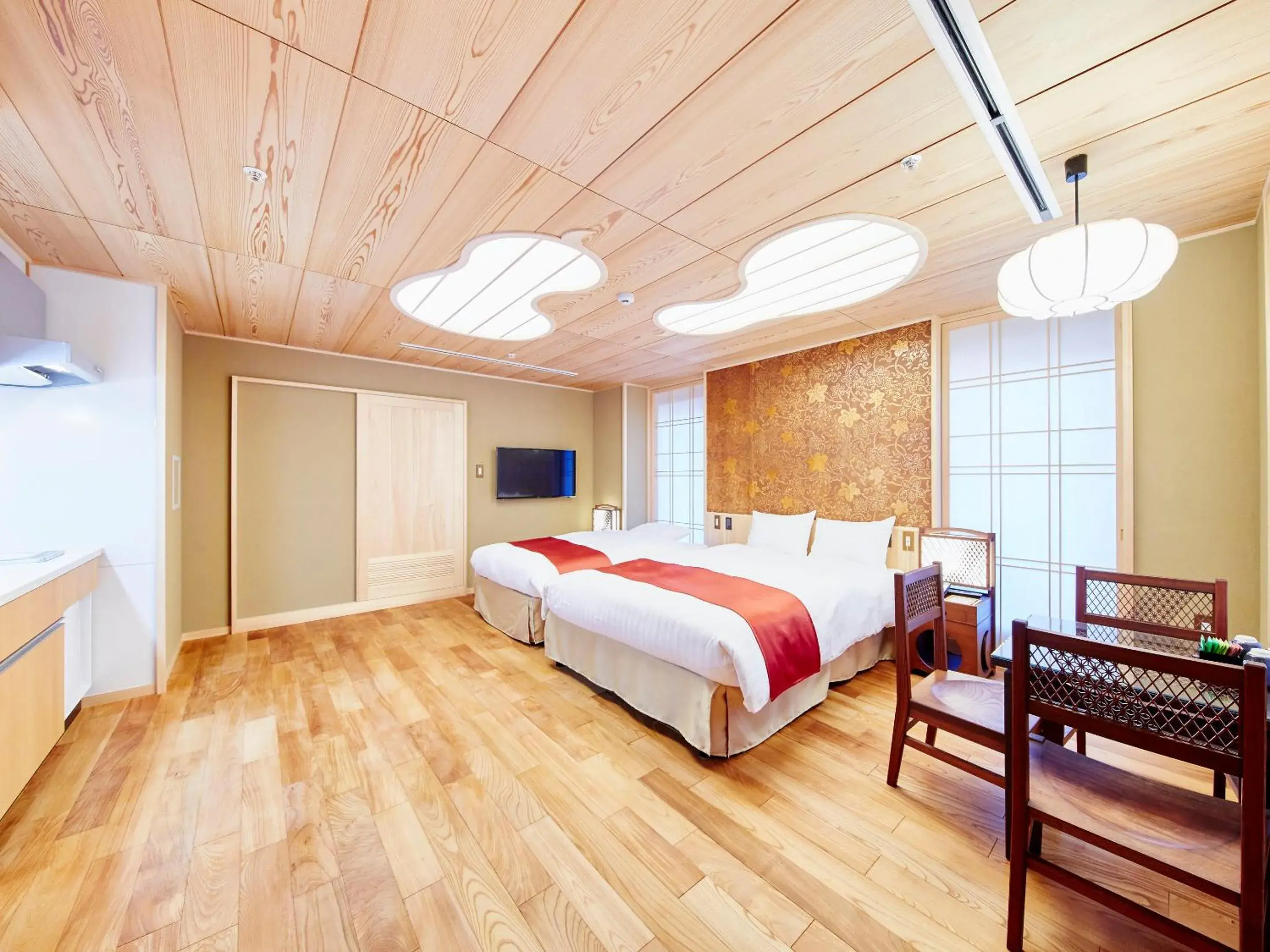 Bedroom, Bed in Sunrise Suites