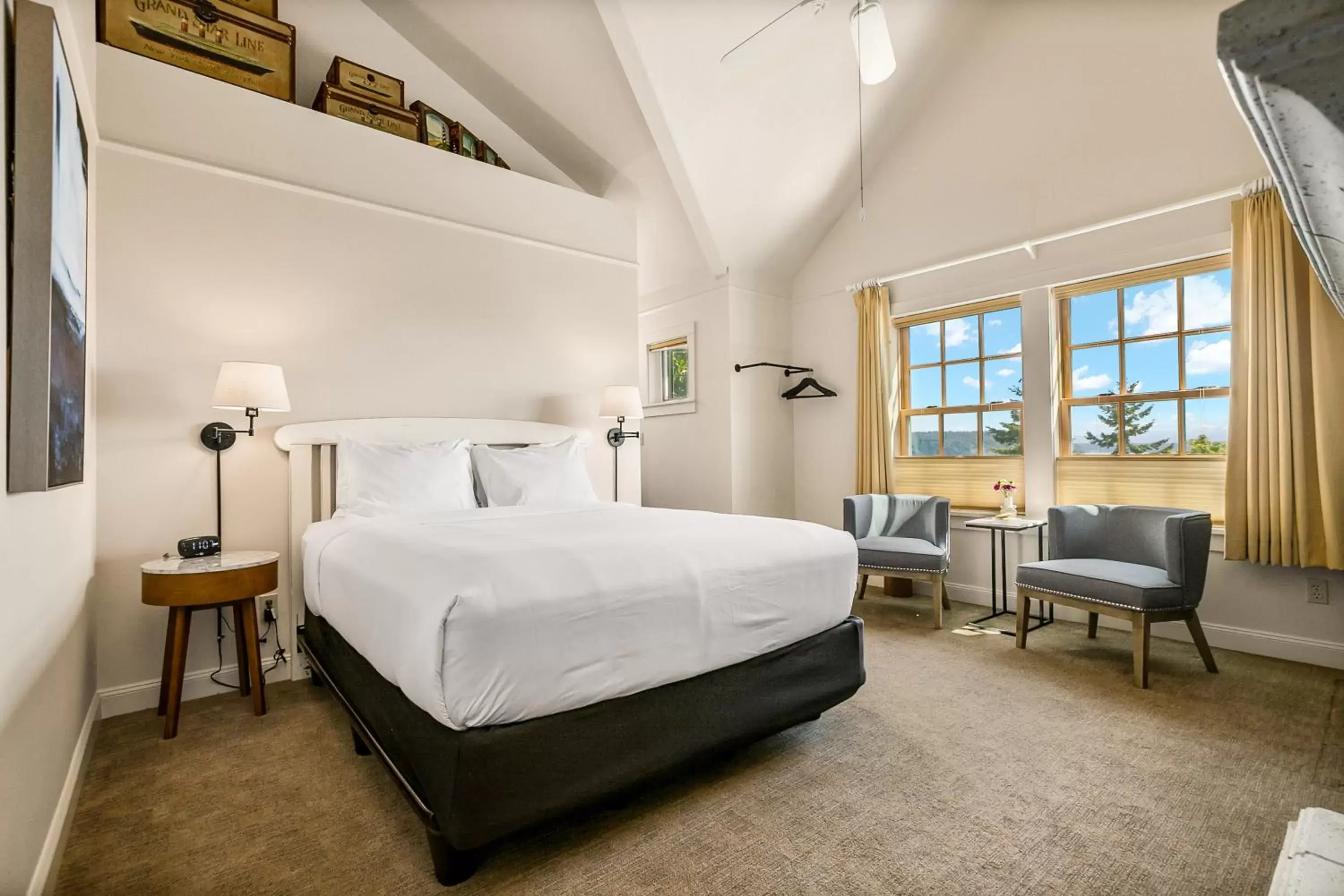 Bed in Saratoga Inn