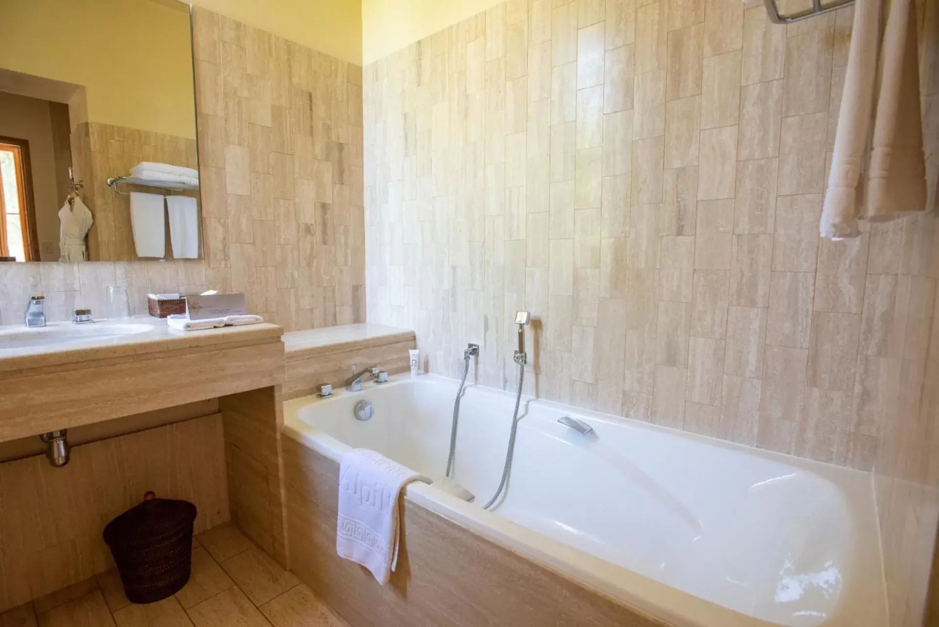 Bathroom in Hotel Château Des Alpilles