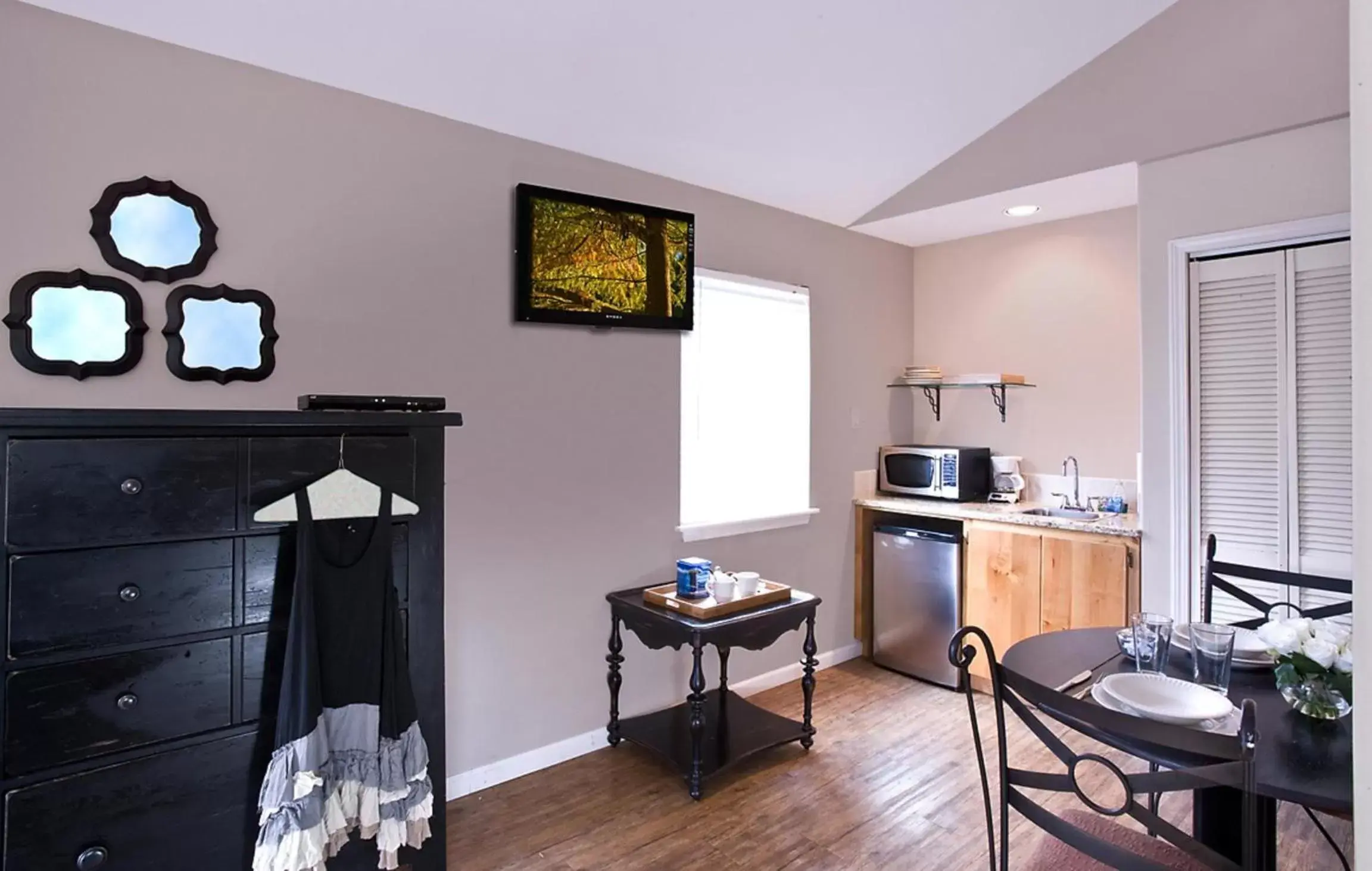 Dining Area in Blanco Riverside Cottages