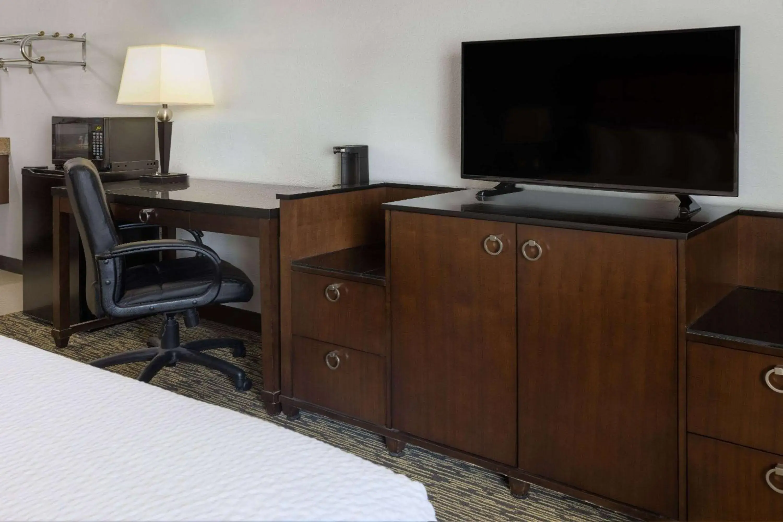Photo of the whole room, TV/Entertainment Center in Travelodge by Wyndham Appleton