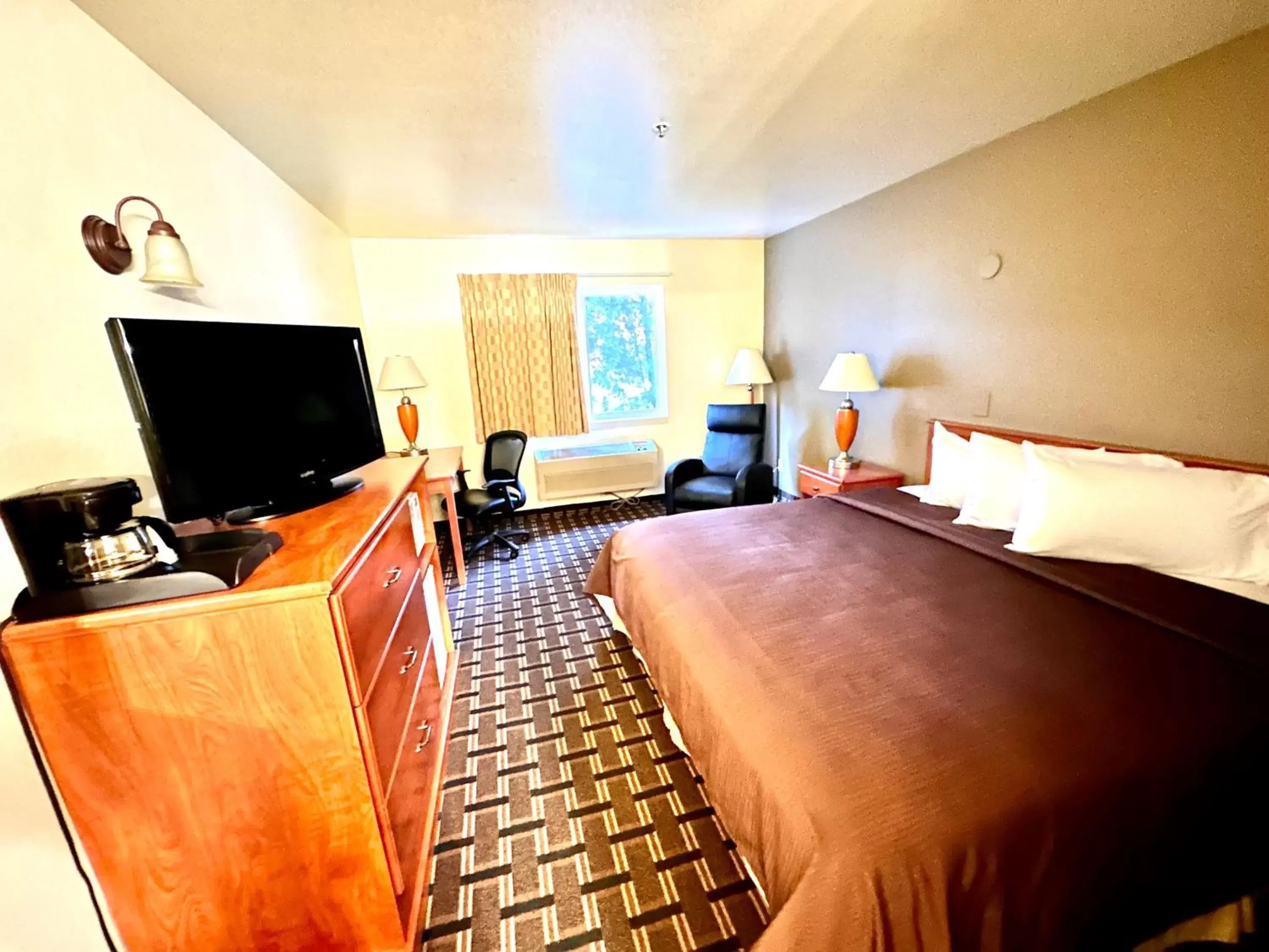 Bedroom, TV/Entertainment Center in FairBridge Inn & Suites Kellogg