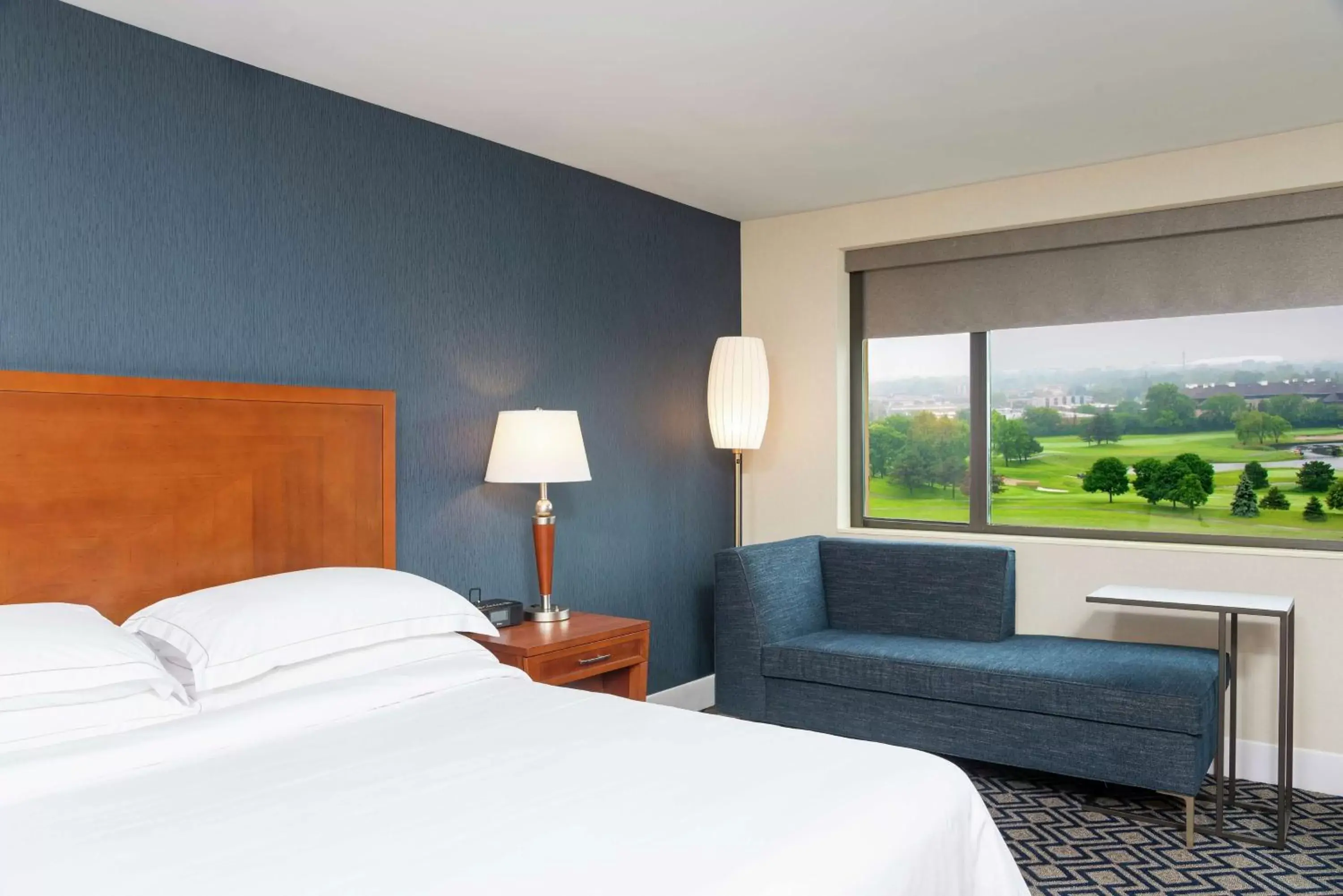 Living room, Bed in Hilton Chicago Oak Brook Hills Resort & Conference Center