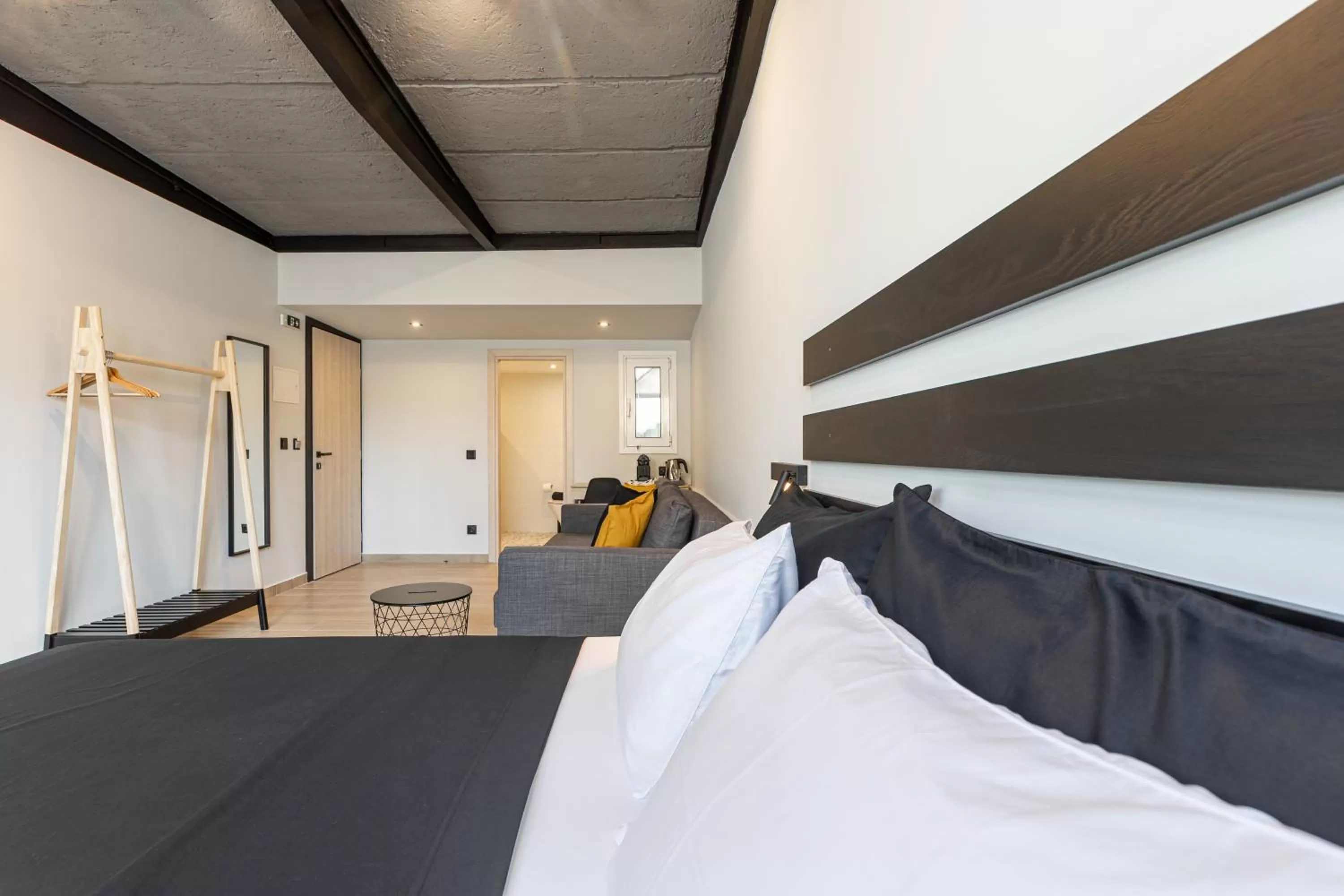 Photo of the whole room, Bed in Ermoo Athens Modern Living