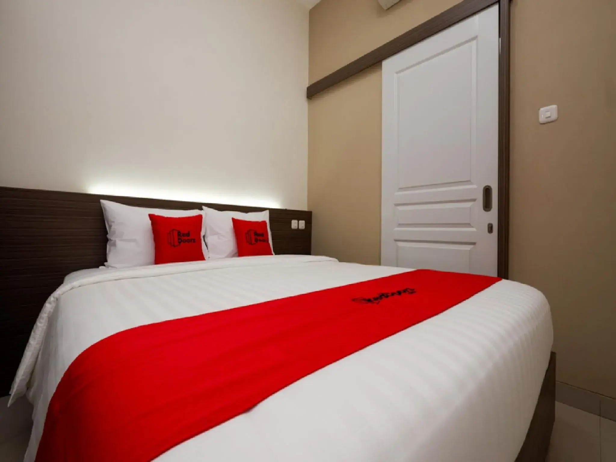 Bedroom, Bed in RedDoorz Plus near Paragon Mall Semarang