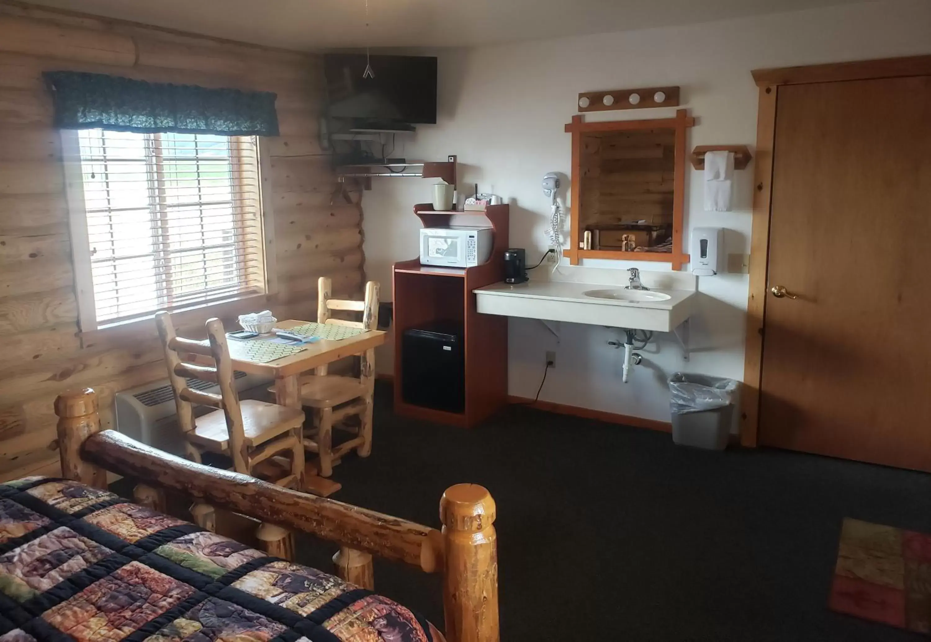 Living room, Kitchen/Kitchenette in Wolf Den Log Cabin Motel and RV Park