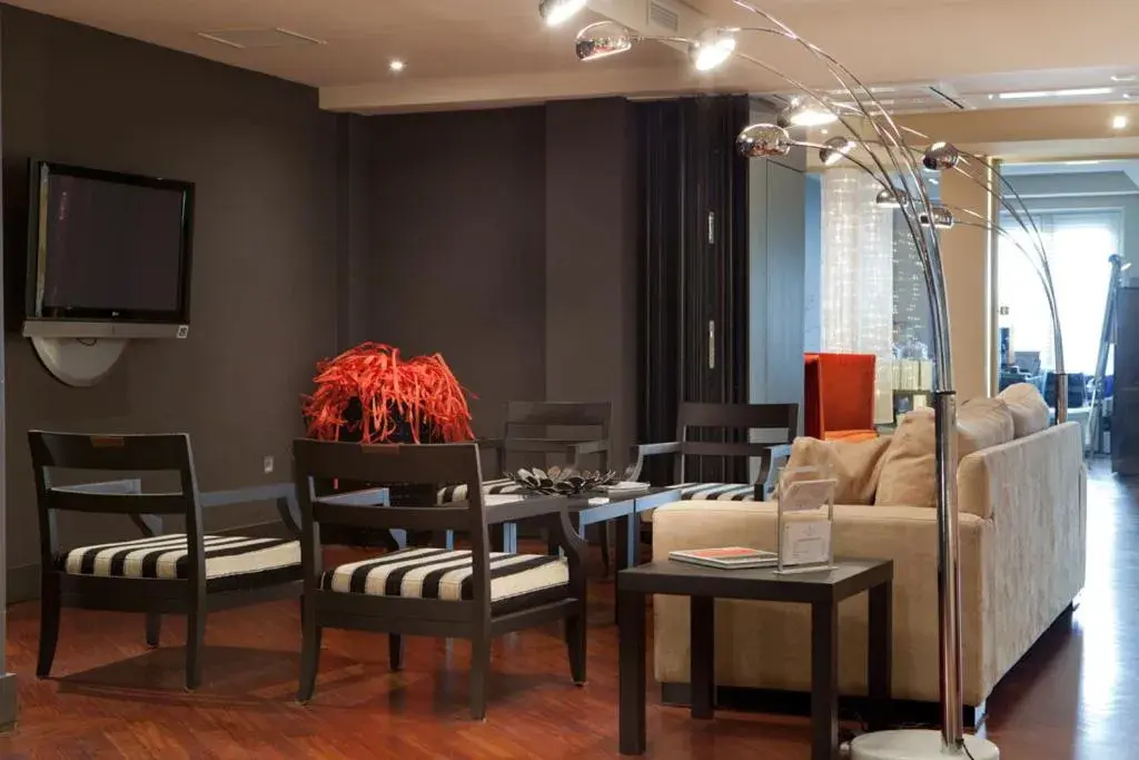 Communal lounge/ TV room in Hotel Moderno Puerta del Sol