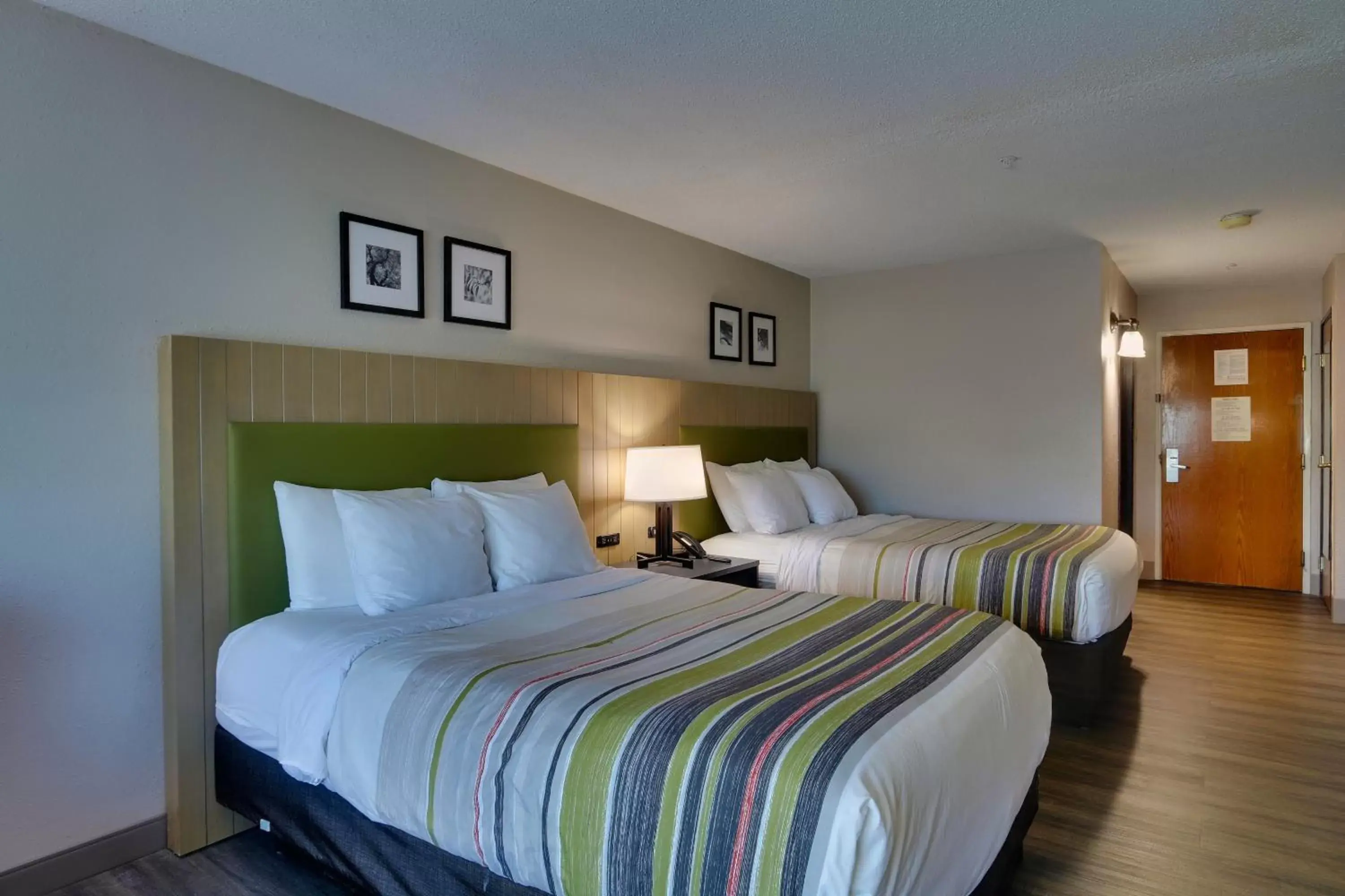 Bed in Country Inn & Suites by Radisson, Savannah Gateway, GA