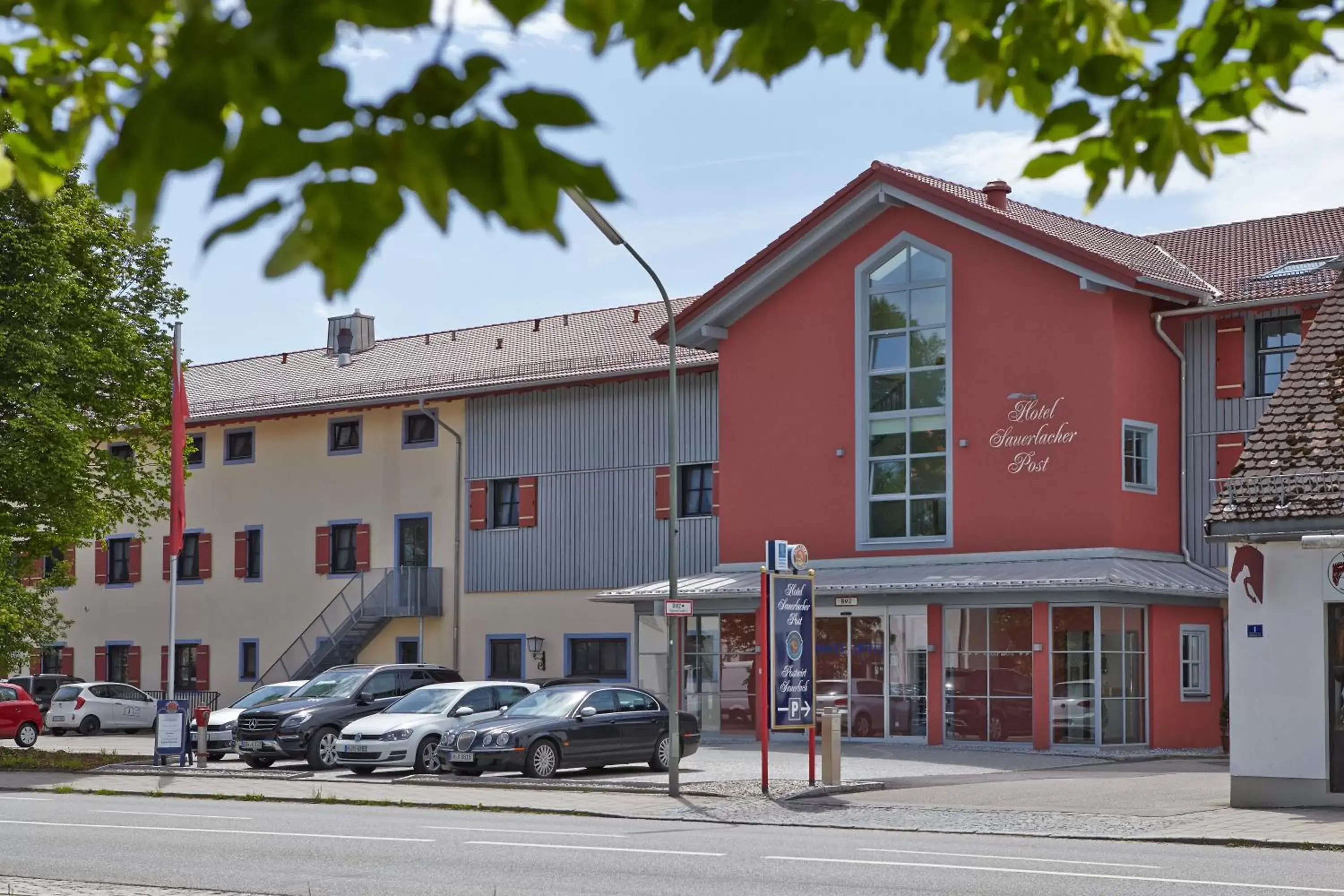 Facade/entrance, Property Building in Hotel Sauerlacher Post