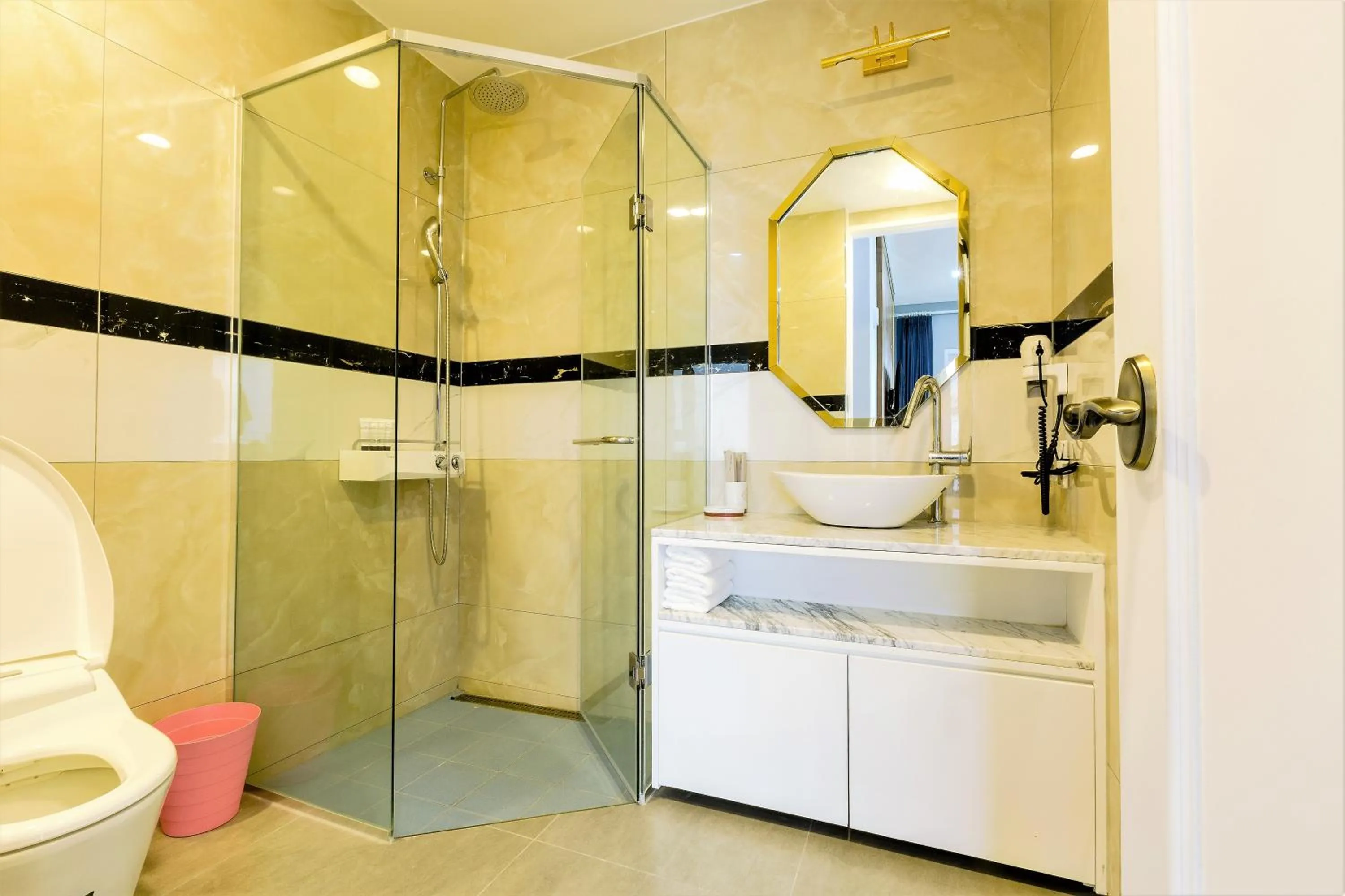 Shower in Gladsheim Hotel