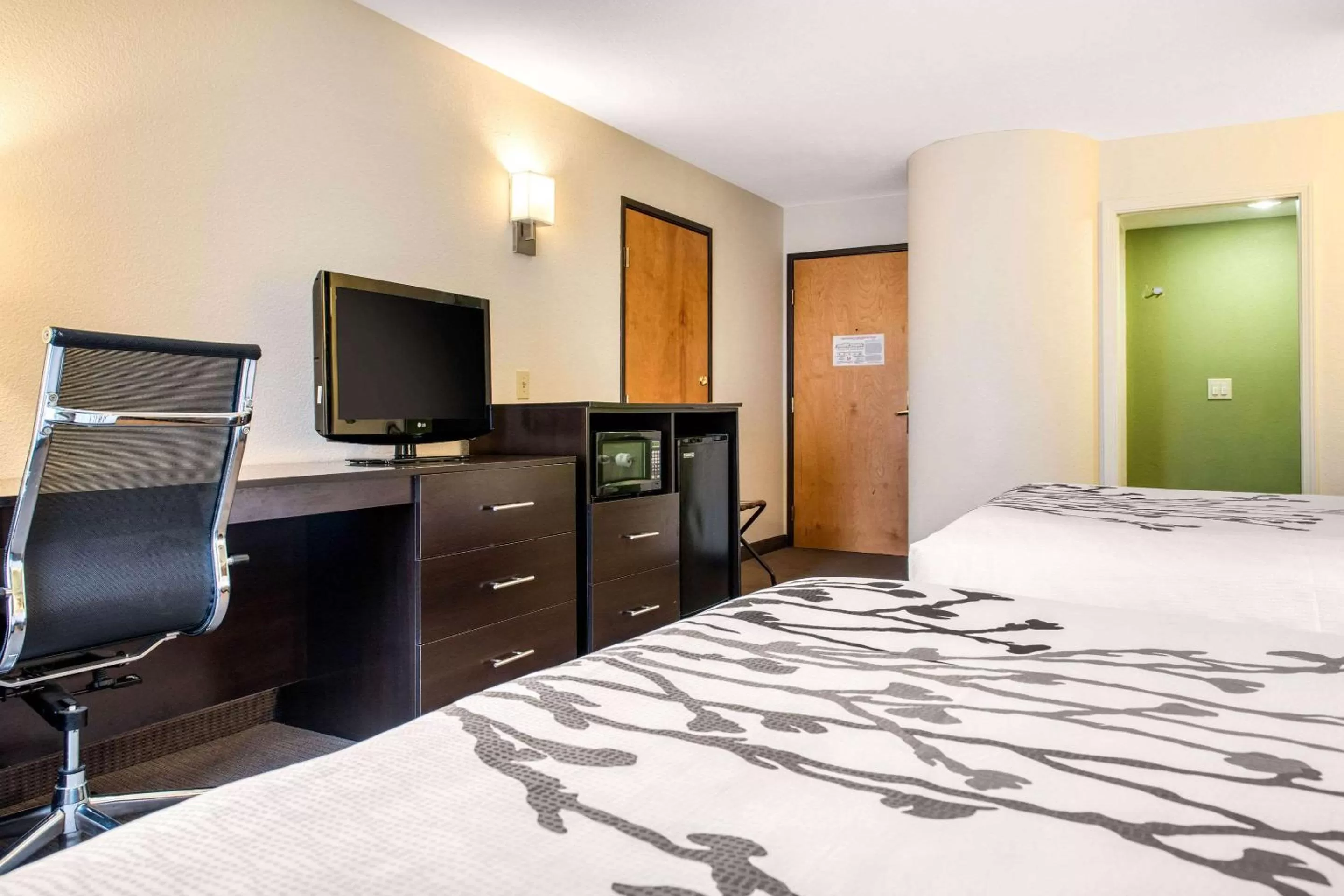 Photo of the whole room, Bed in Sleep Inn & Suites Columbus South