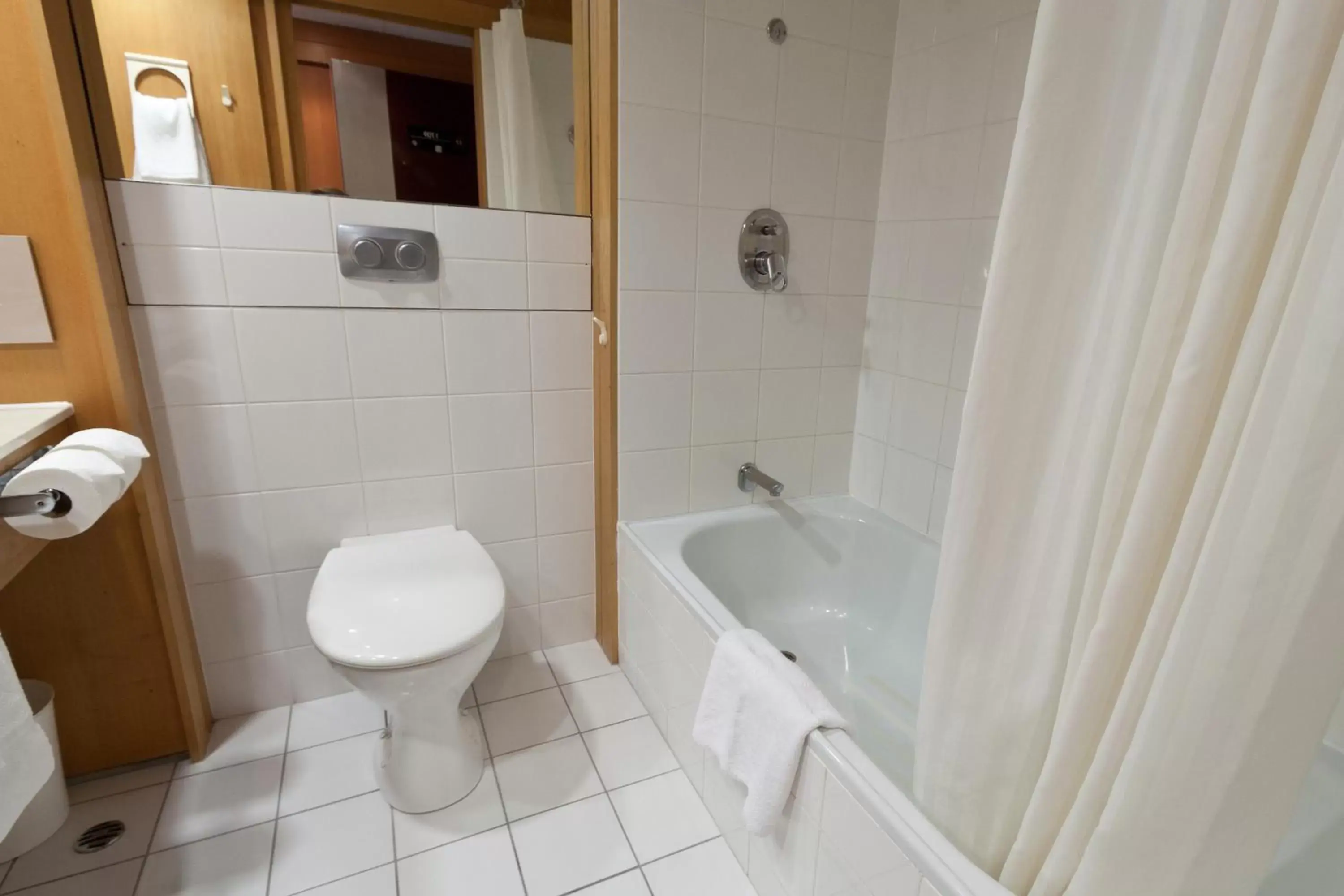 Shower, Bathroom in James Cook Hotel Grand Chancellor