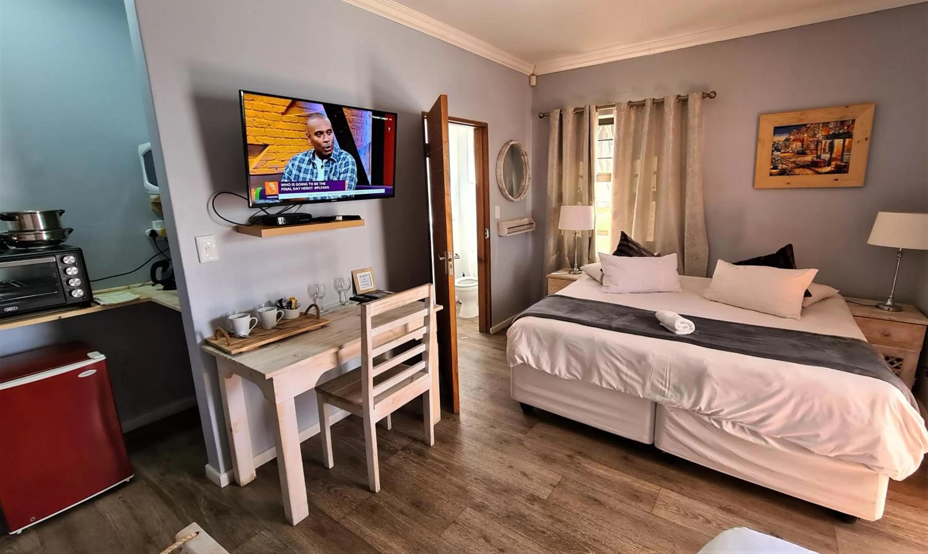 Bathroom, TV/Entertainment Center in Tiende Laan Bed & Breakfast and Self-Catering
