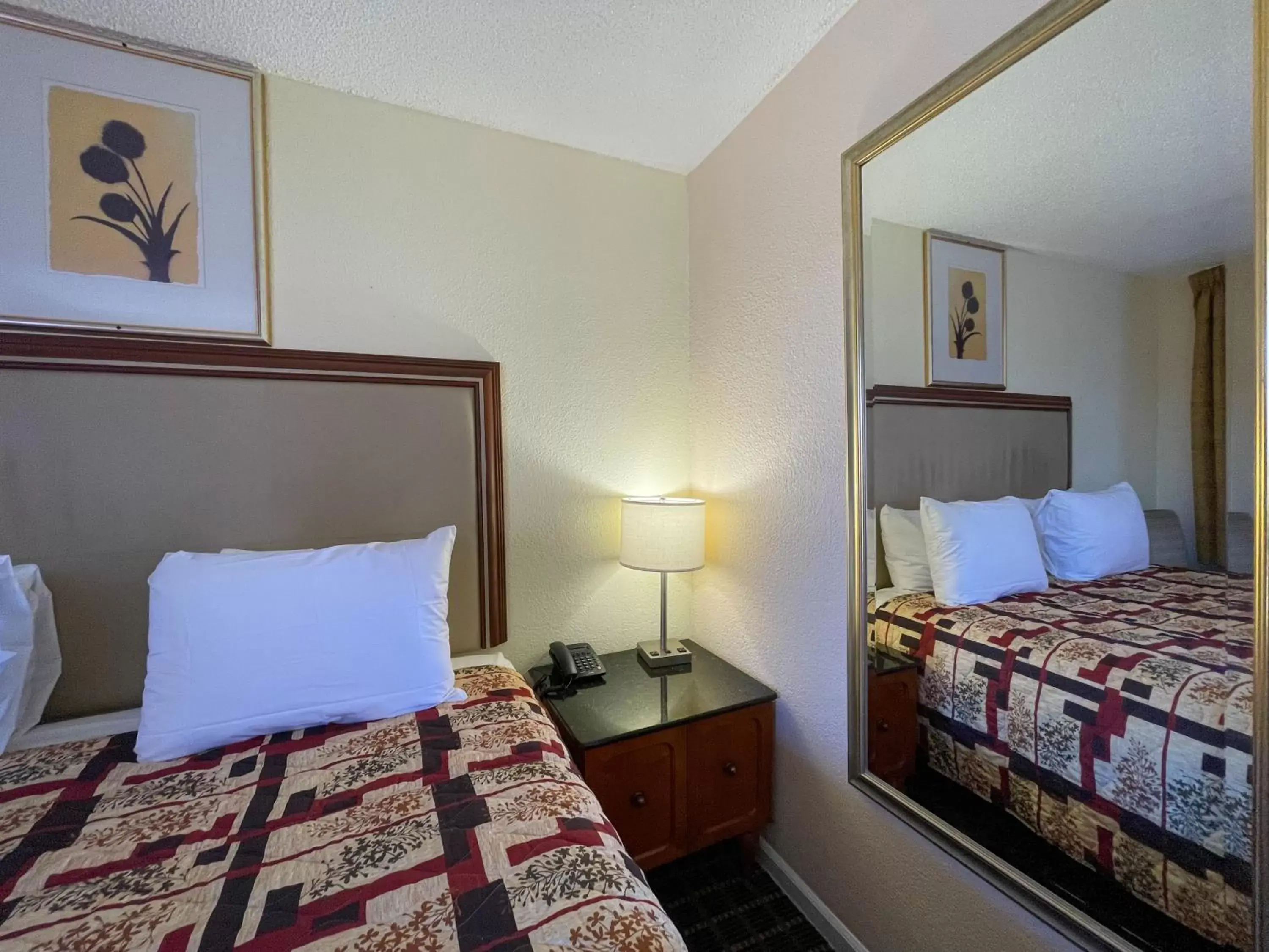 Bedroom, Bed in Motel 7 - Near Six Flags, Vallejo - Napa Valley
