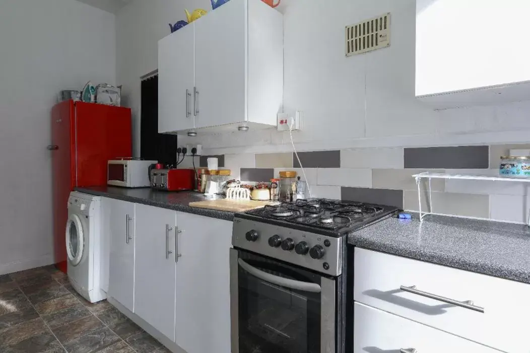 Kitchen or kitchenette, Kitchen/Kitchenette in Bradford Digs