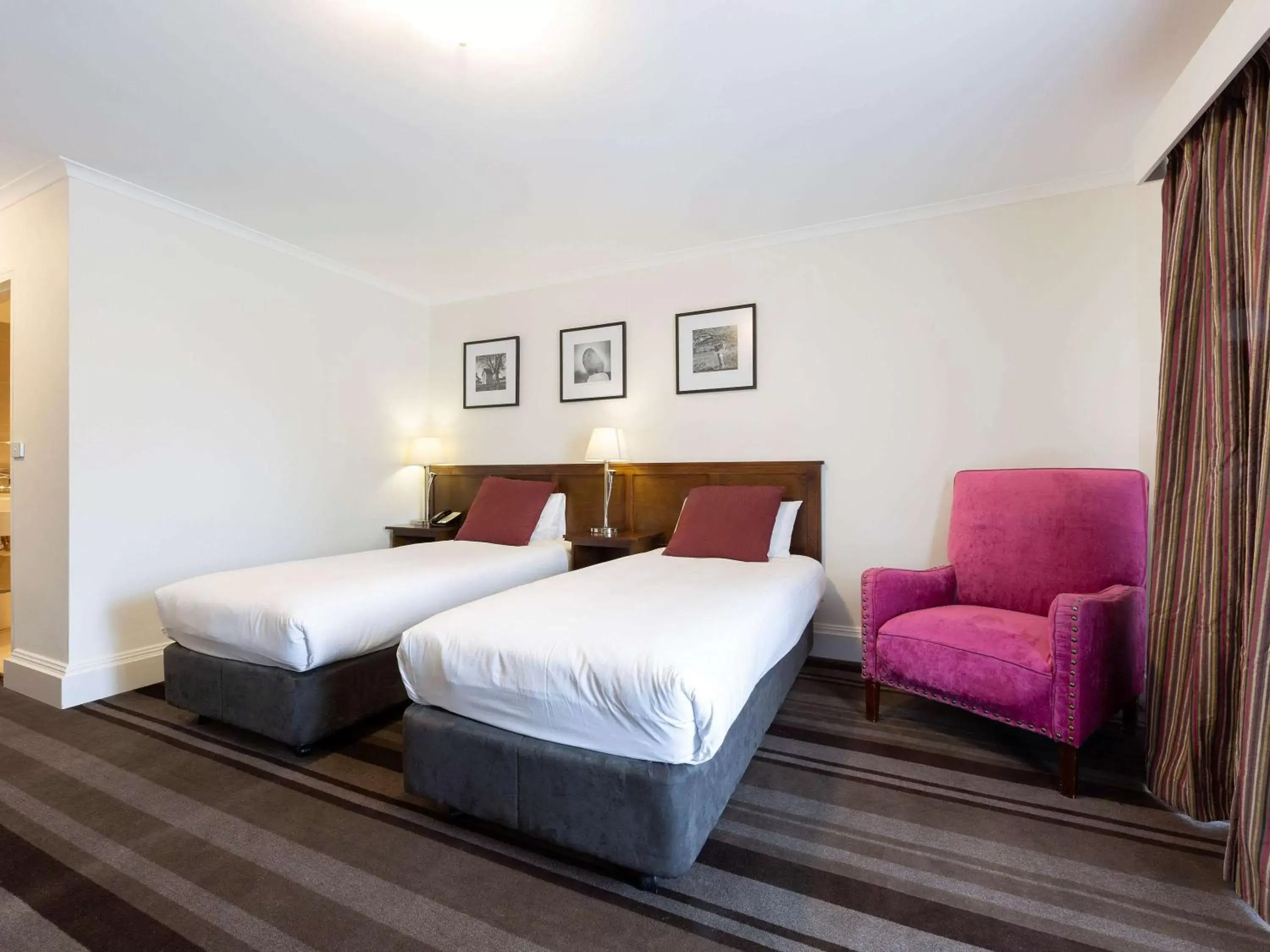 Photo of the whole room, Bed in Mercure Canberra