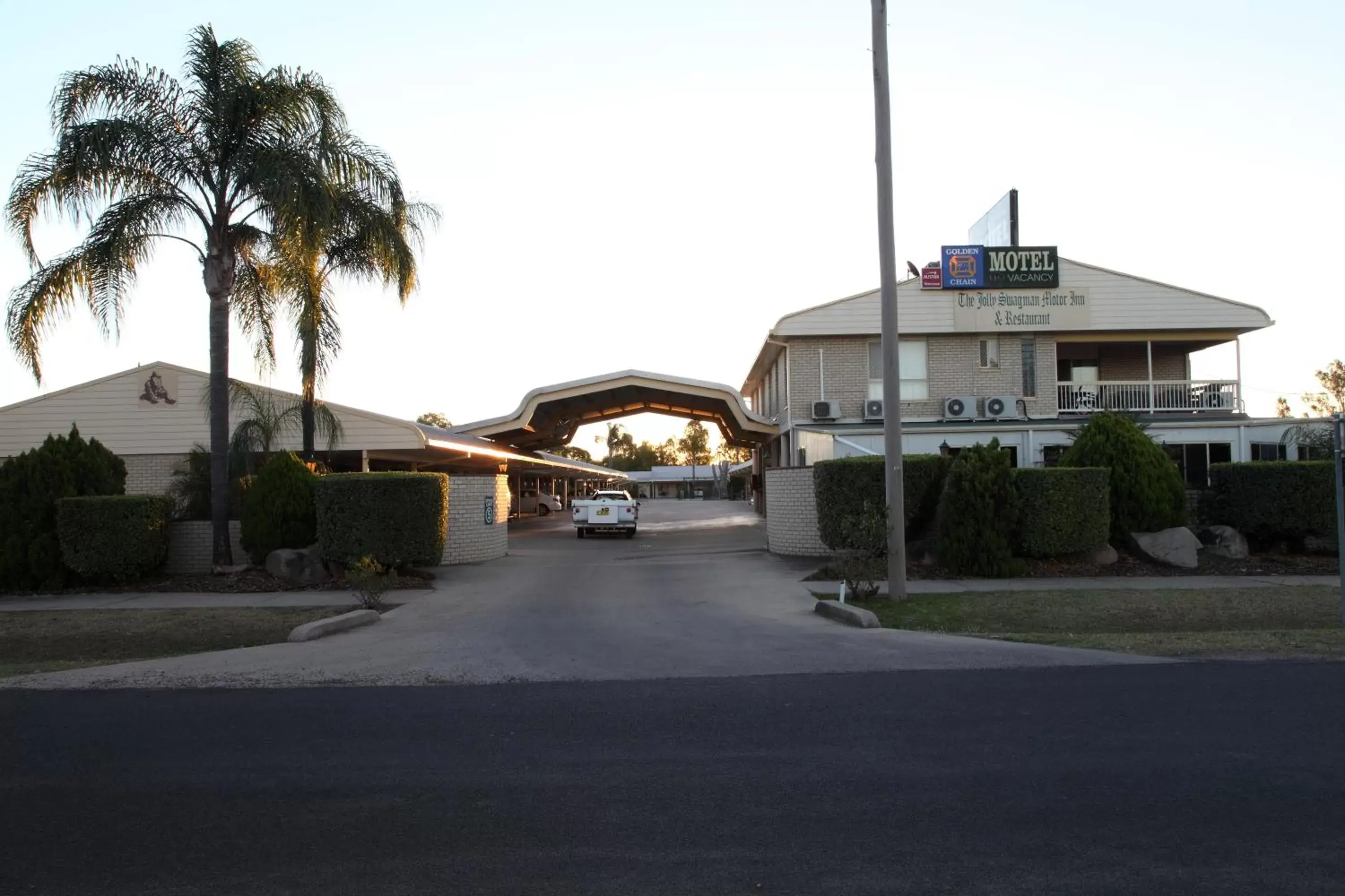 Facade/entrance, Property Building in Jolly Swagman Motor Inn