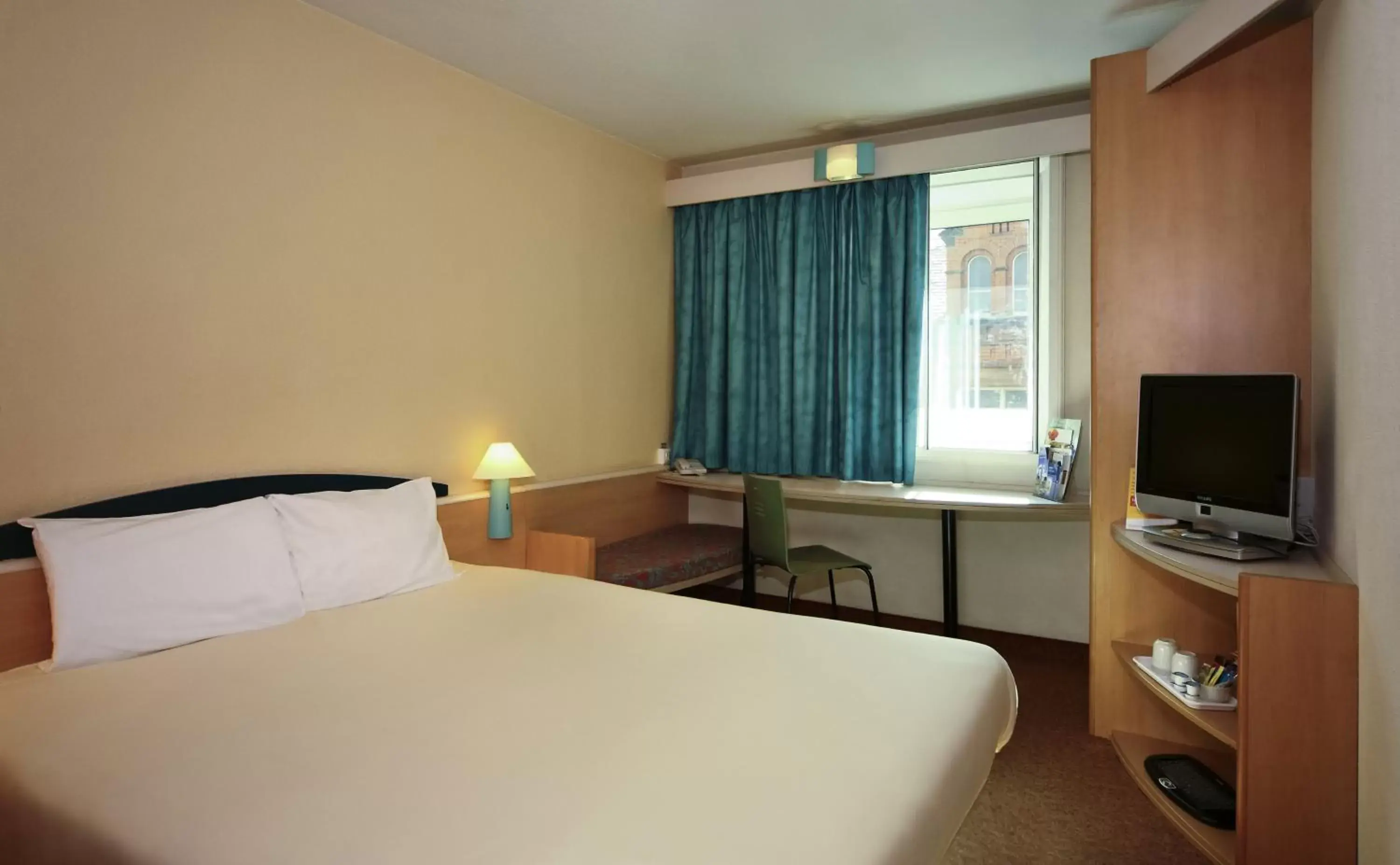 Photo of the whole room, Bed in ibis Carlisle City Centre