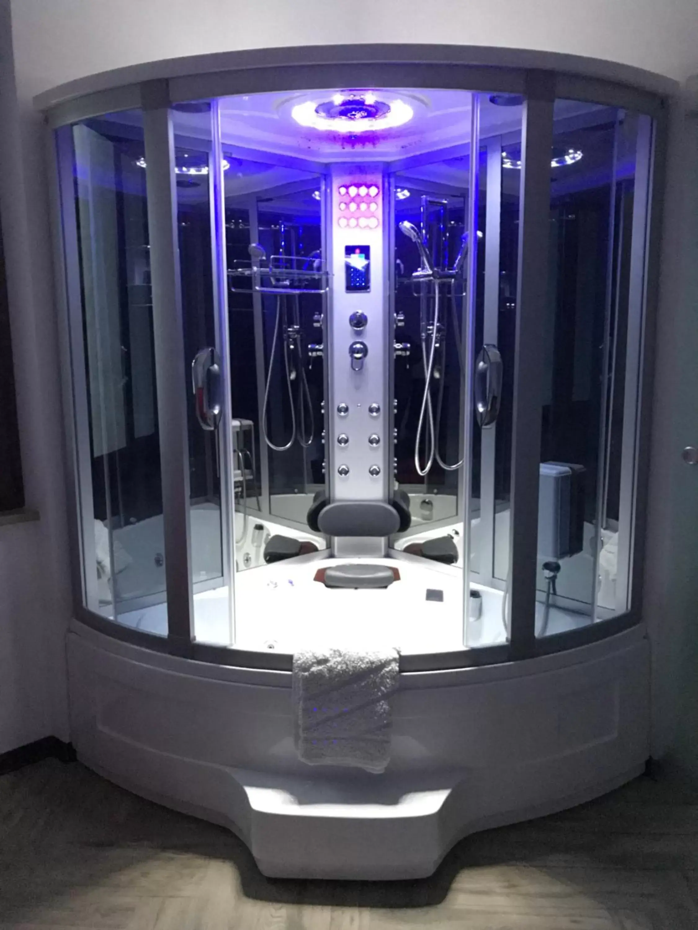 Steam room in WELLNESS ART & WINE CAREN