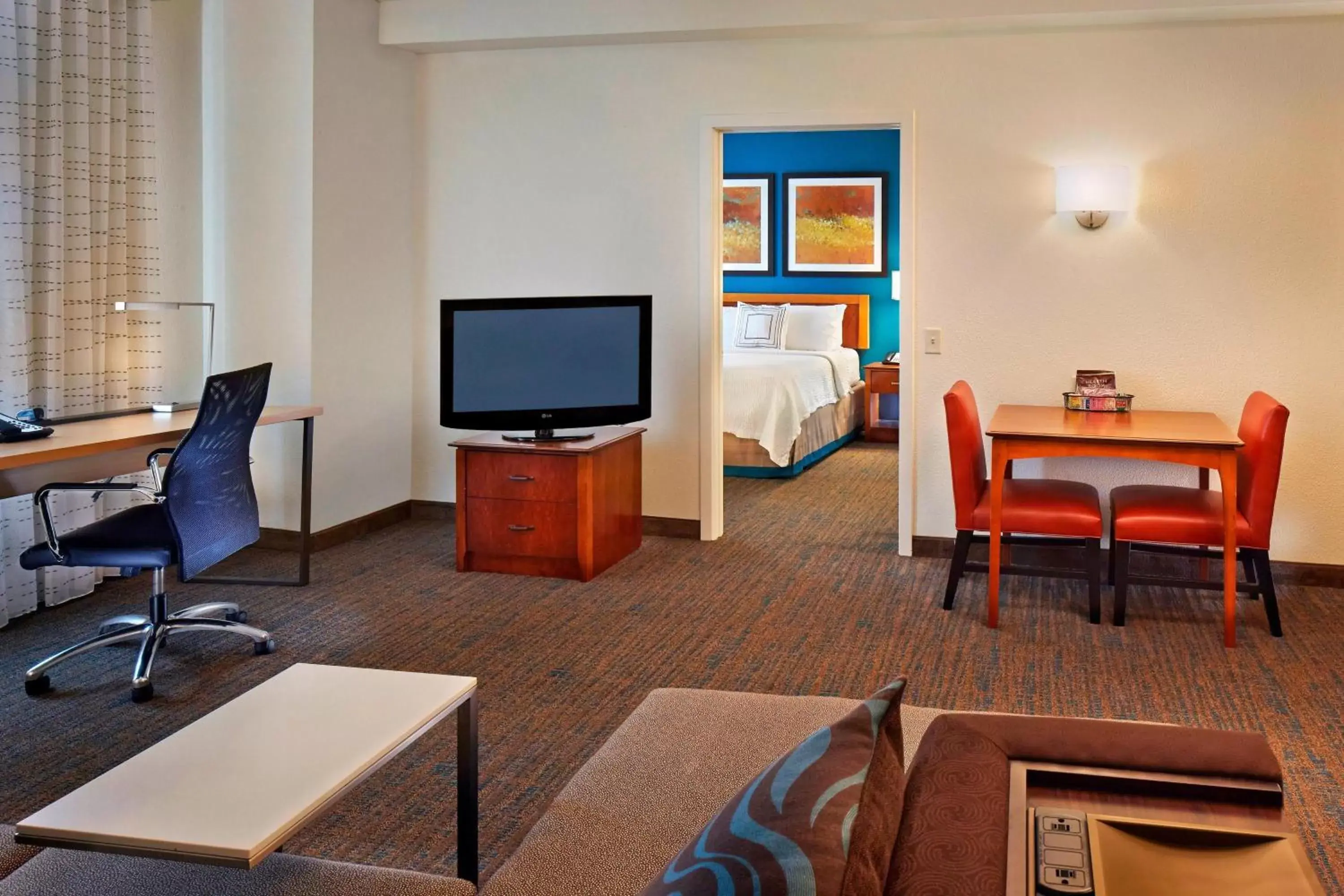 Bedroom, TV/Entertainment Center in Residence Inn Philadelphia Conshohocken