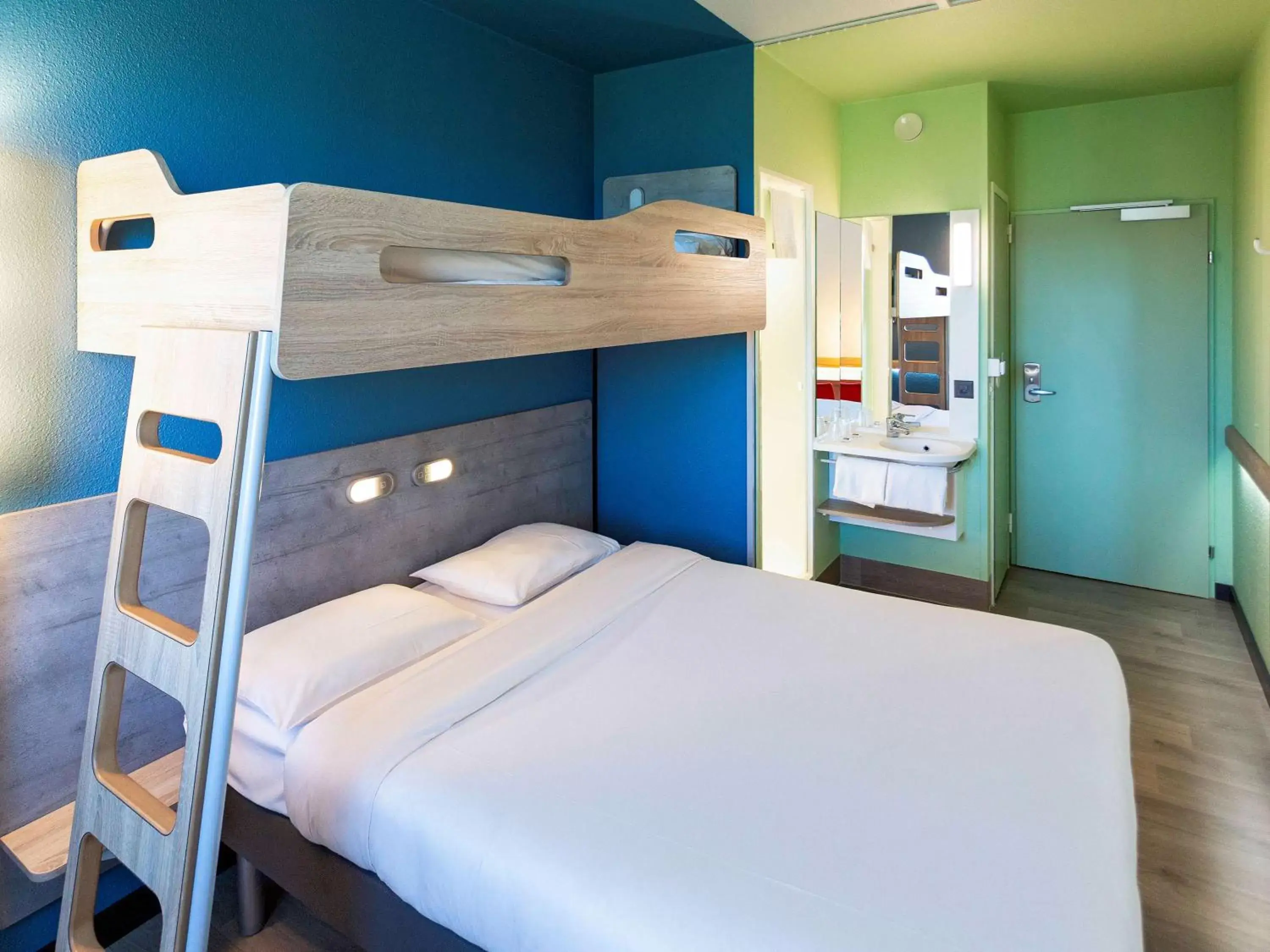 Photo of the whole room, Bunk Bed in ibis budget Genève Aéroport