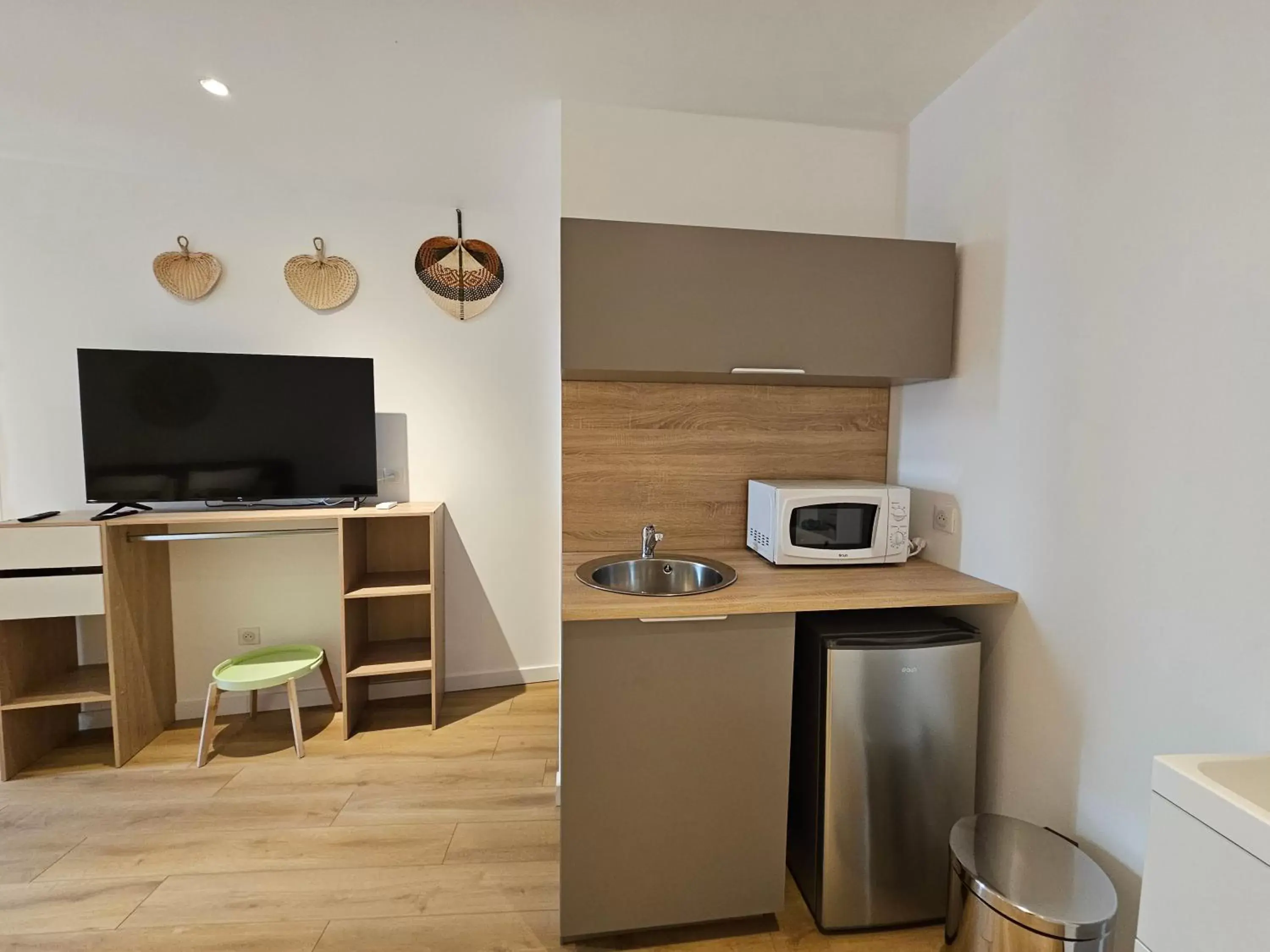 Kitchen or kitchenette, TV/Entertainment Center in Rue des Tilleuls