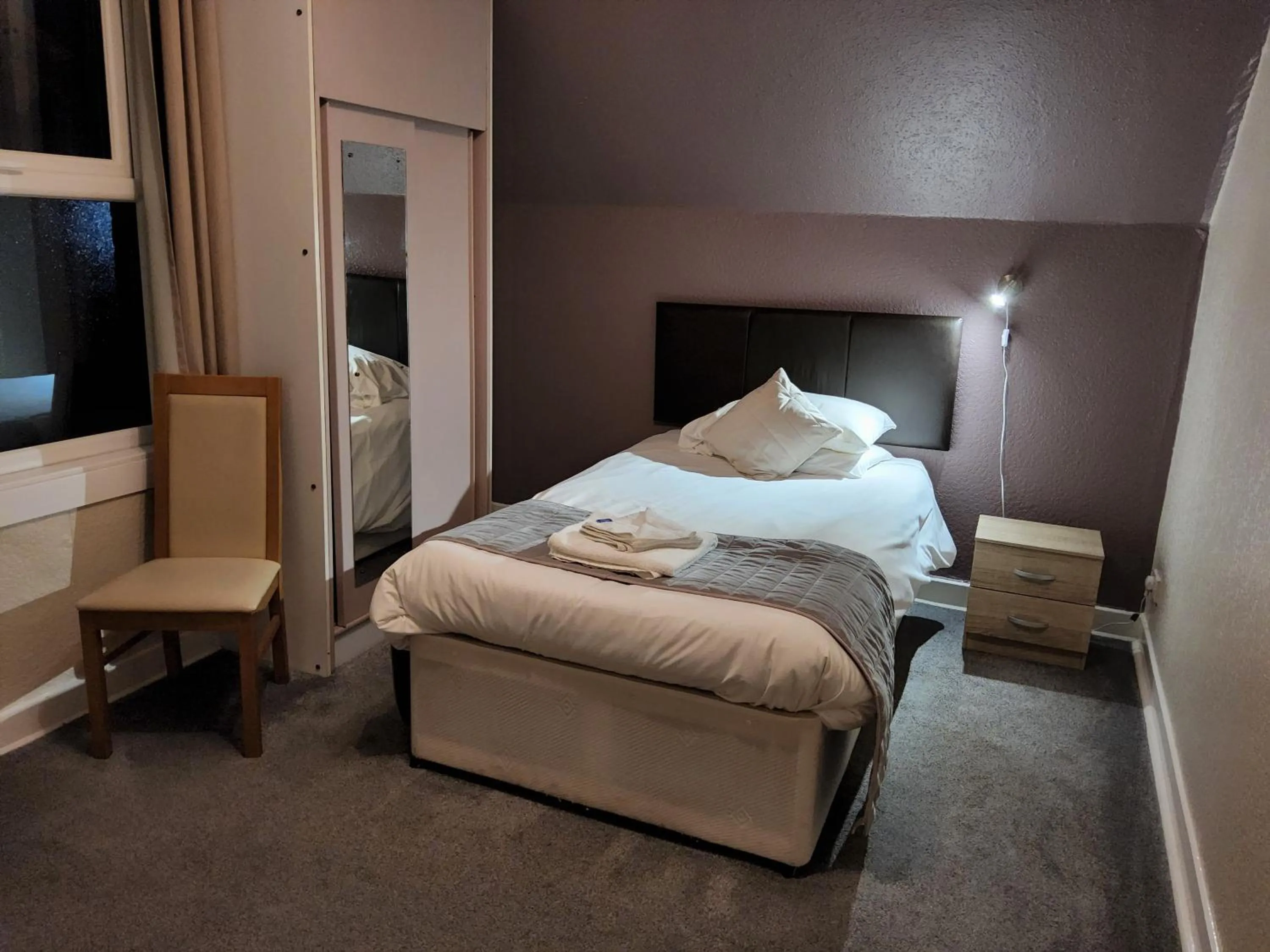 Bedroom, Bed in The Avenue Hotel