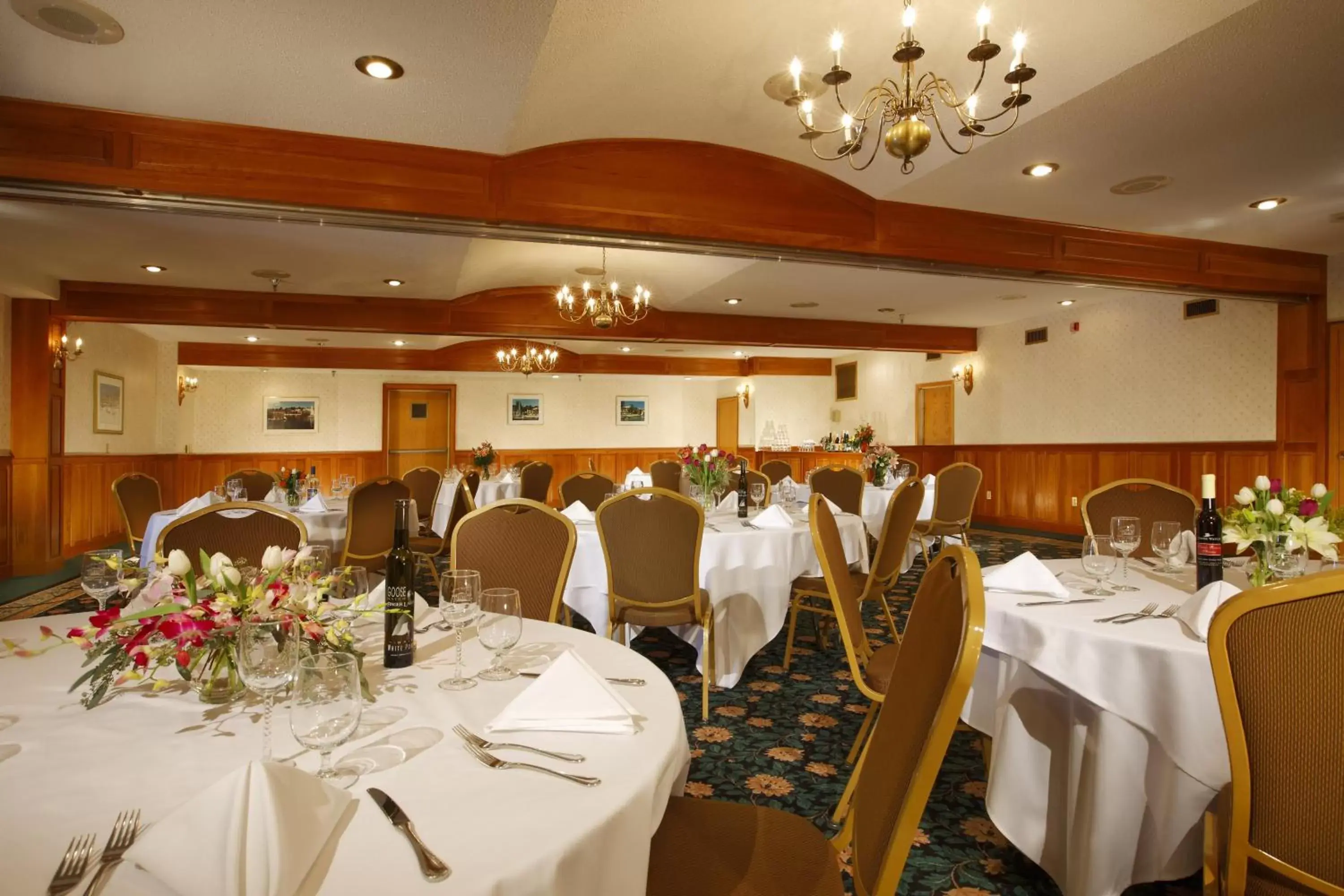 Banquet/Function facilities, Restaurant/Places to Eat in Golden Arrow Lakeside Resort