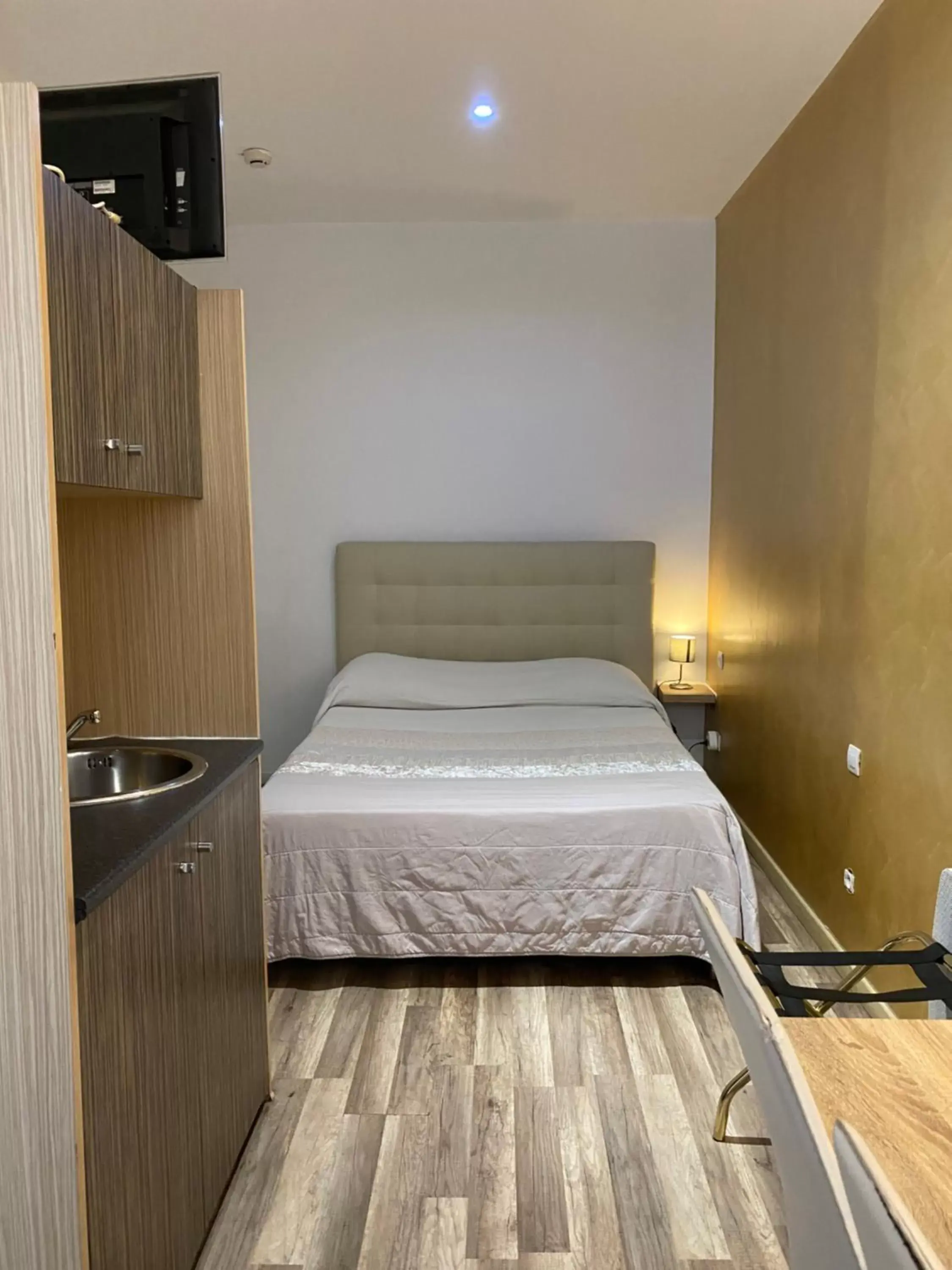 Bedroom, Bed in Kyriad Direct Beziers Centre